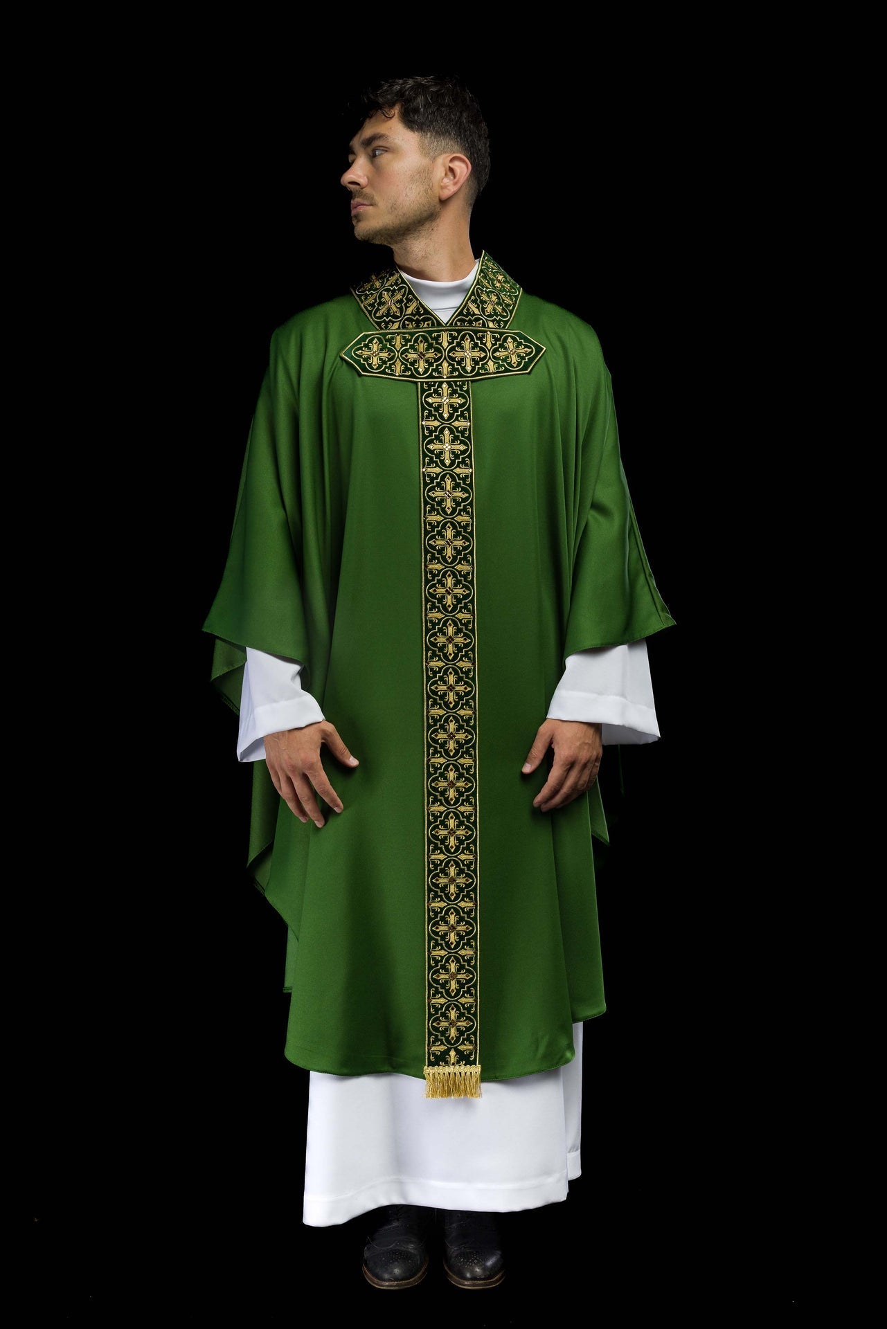 Ornat Zielony Liturgiczny z Haftowanym Pasem i Kamieniami Szlachetnymi - SZATYLITURGICZNE.PL