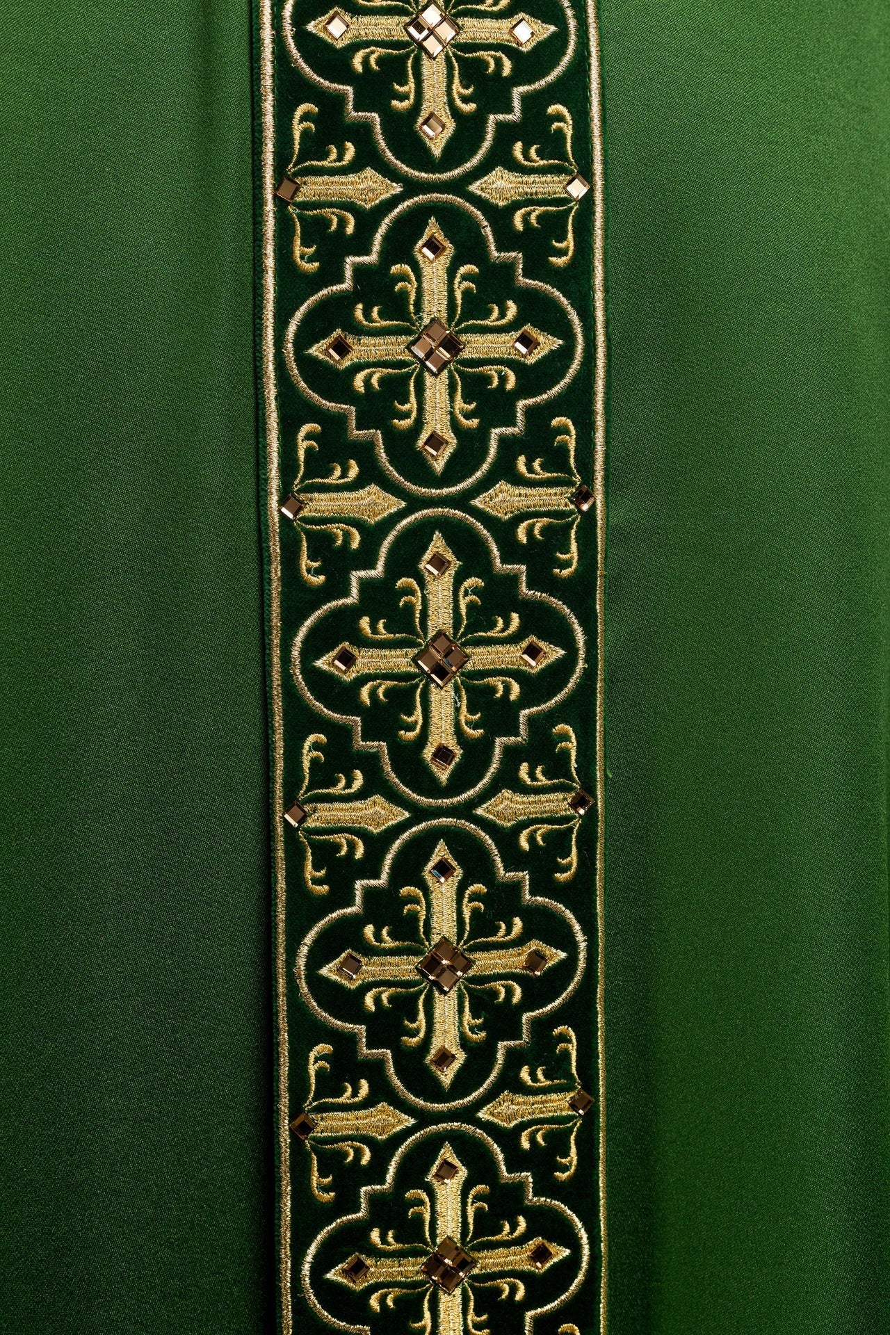 Ornat Zielony Liturgiczny z Haftowanym Pasem i Kamieniami Szlachetnymi - SZATYLITURGICZNE.PL