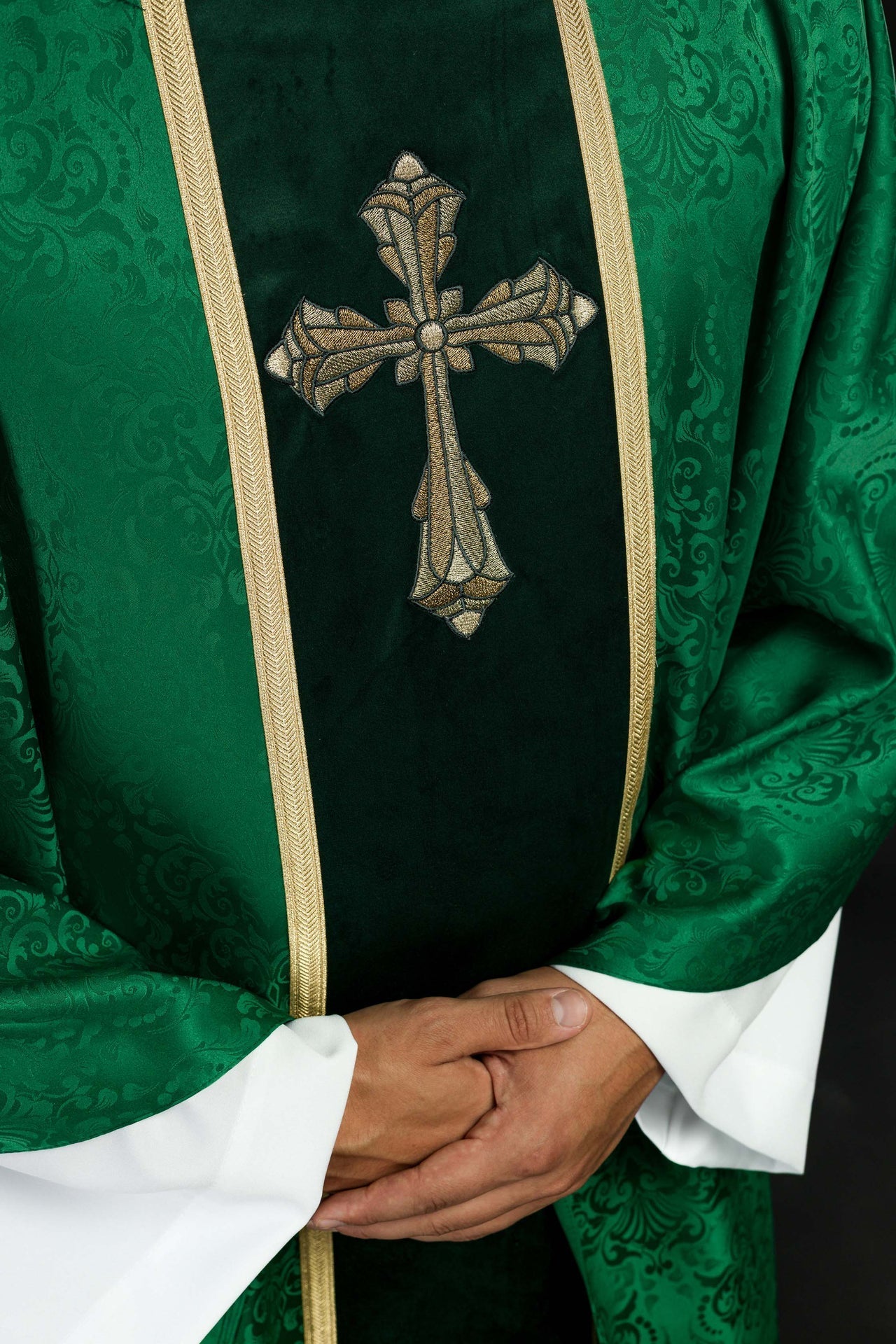 Ornat Zielony z Haftem Krzyża na Żakardzie - Szaty Liturgiczne - SZATYLITURGICZNE.PL
