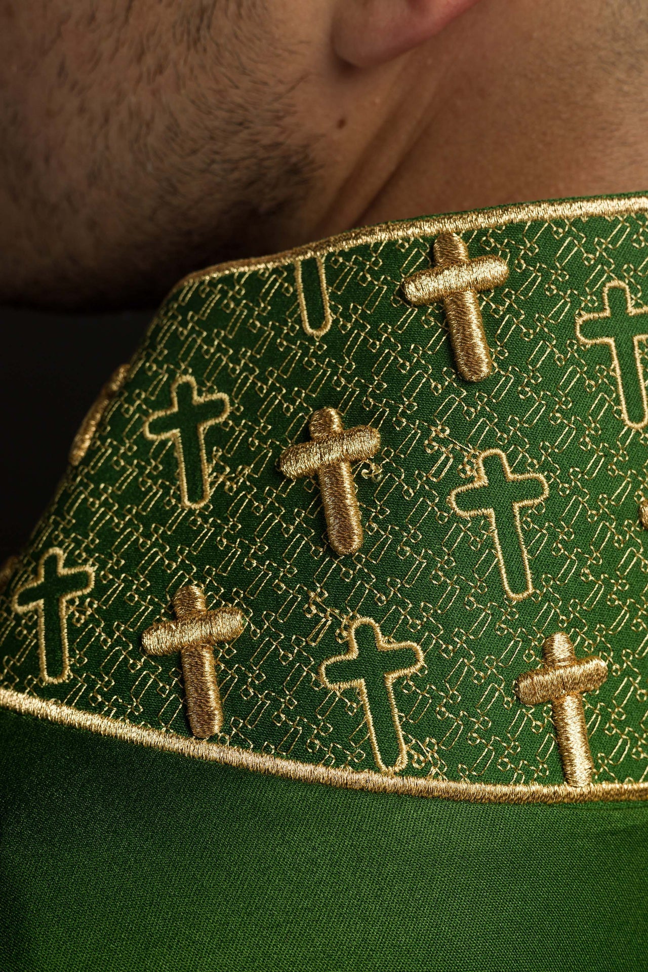 Ornat Zielony z Haftowanym Krzyżem i Stułą - Elegancki Strój Liturgiczny - SZATYLITURGICZNE.PL