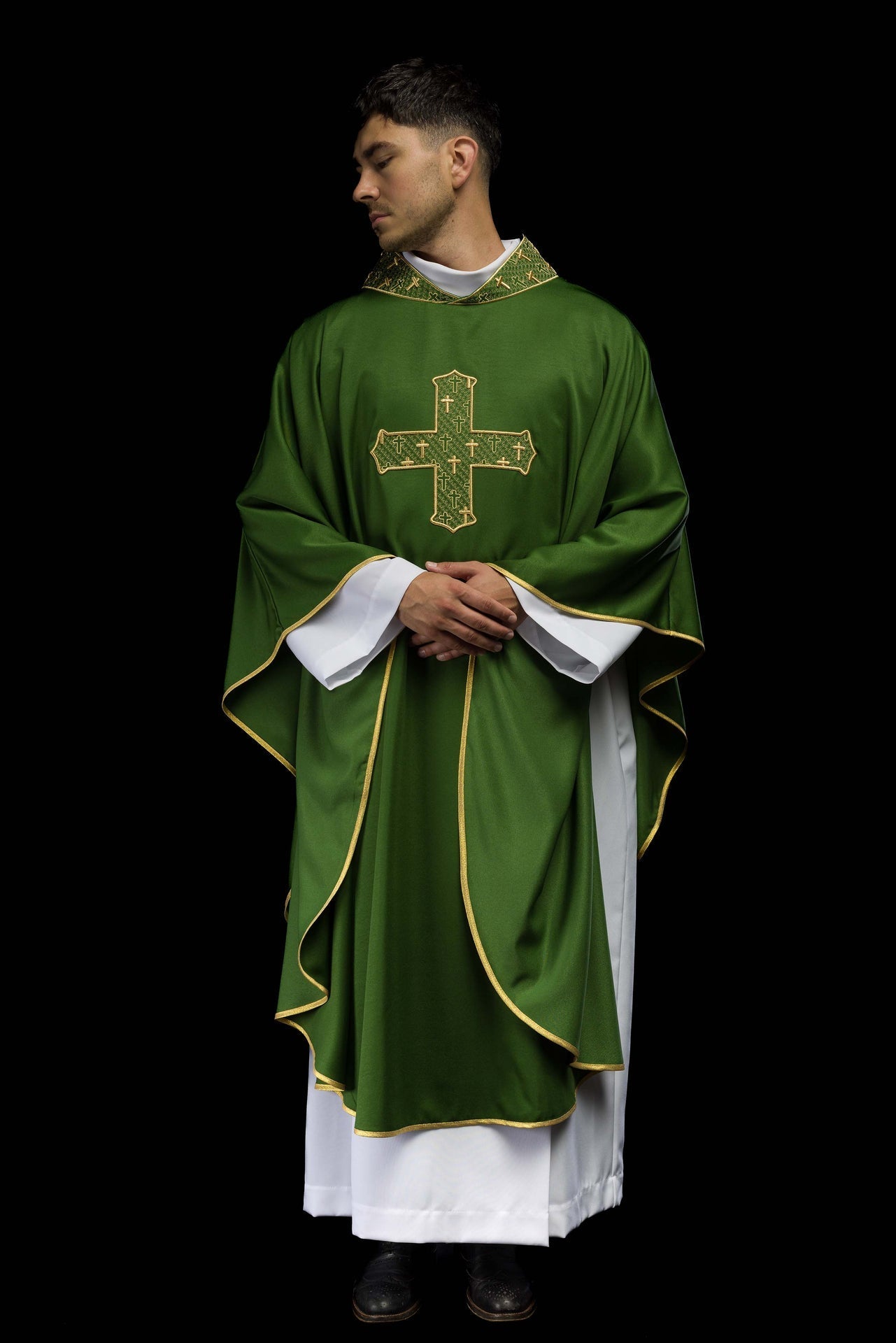 Ornat Zielony z Haftowanym Krzyżem i Stułą - Elegancki Strój Liturgiczny - SZATYLITURGICZNE.PL