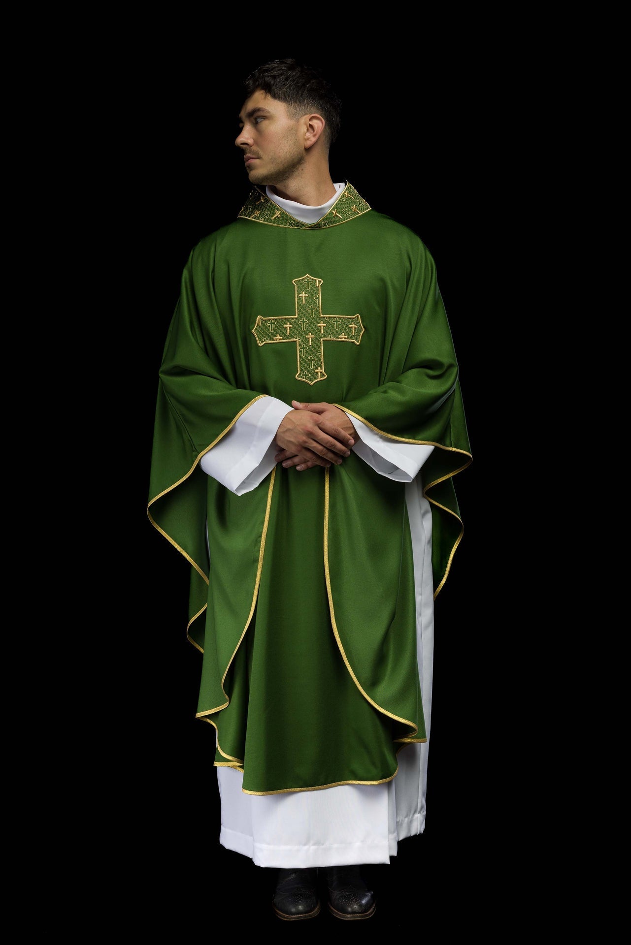 Ornat Zielony z Haftowanym Krzyżem i Stułą - Elegancki Strój Liturgiczny - SZATYLITURGICZNE.PL