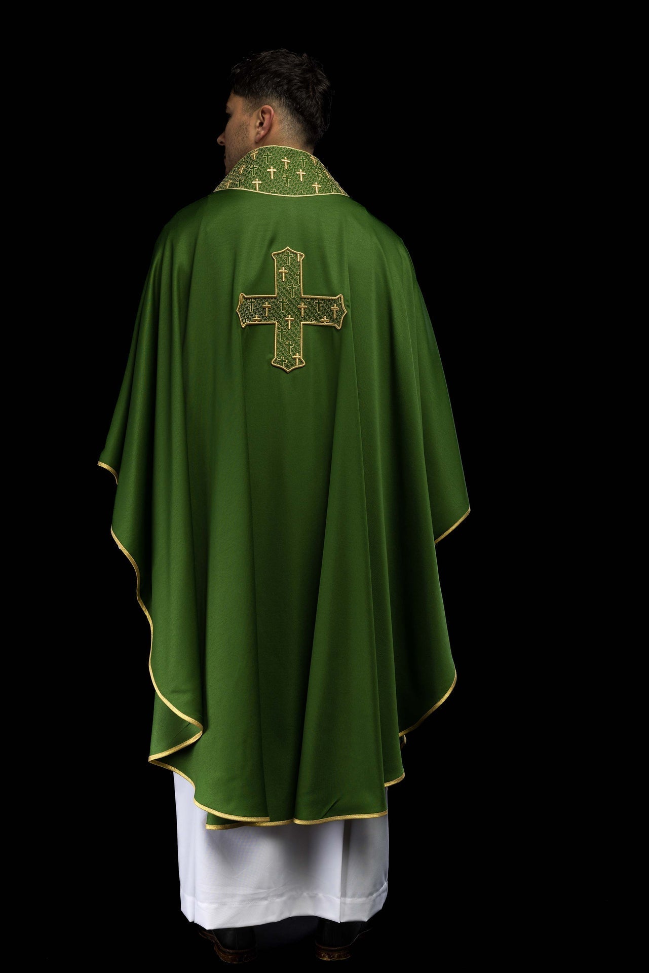 Ornat Zielony z Haftowanym Krzyżem i Stułą - Elegancki Strój Liturgiczny - SZATYLITURGICZNE.PL
