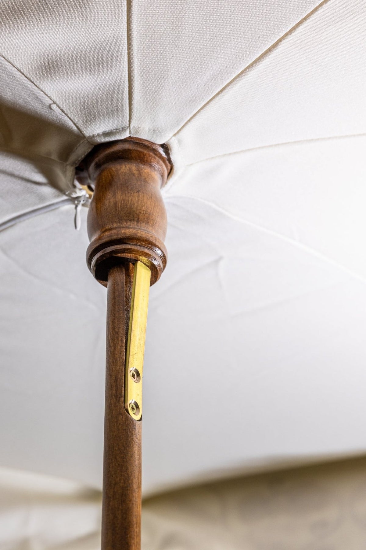 Parasol Procesyjny Haftowany Złotą Nicią - Lekki i Składany - SZATYLITURGICZNE.PL