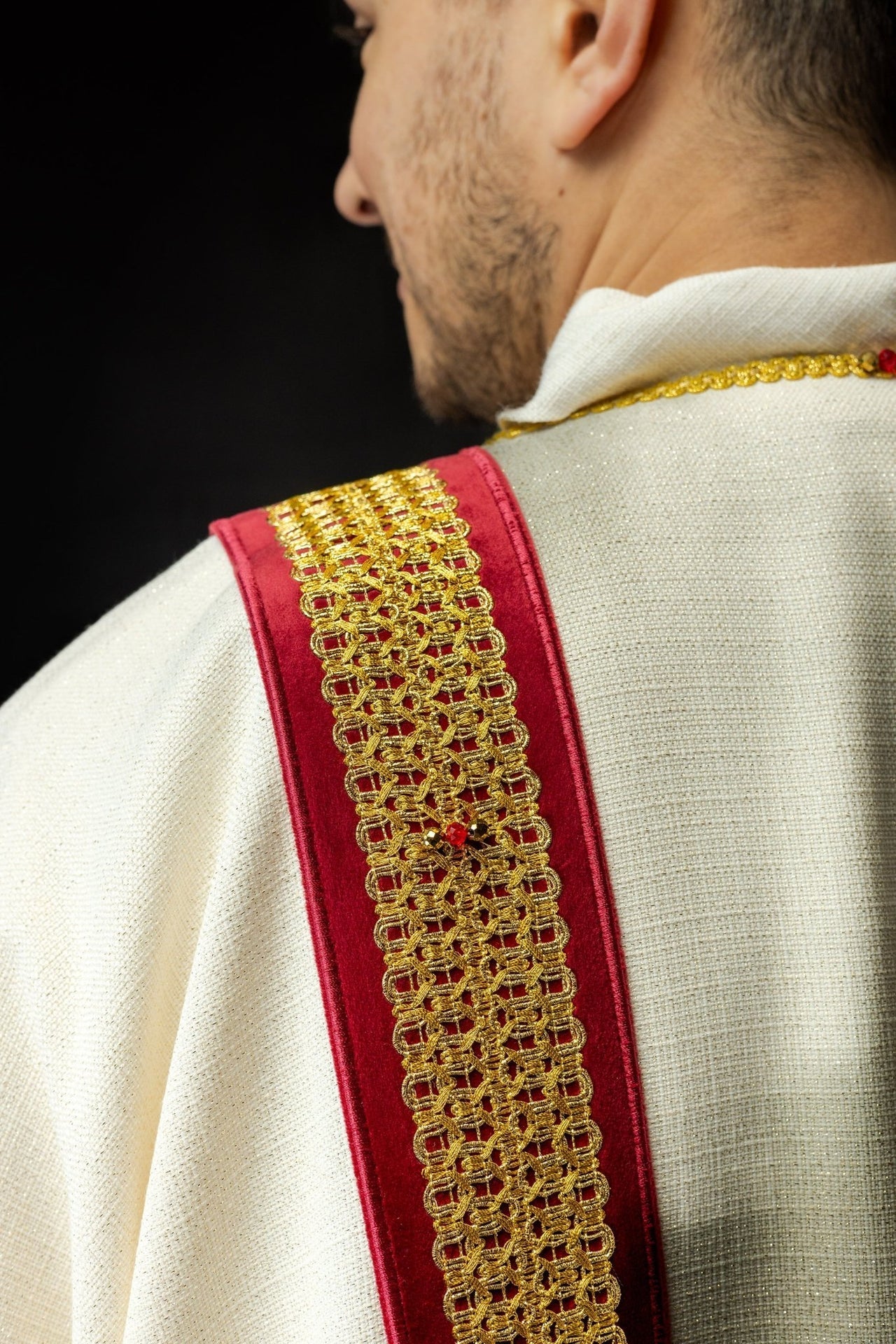 Ręcznie Robiona Dalmatyka z Kamieniami Naturalnymi - Kolekcja Handmade 1001 - SZATYLITURGICZNE.PL