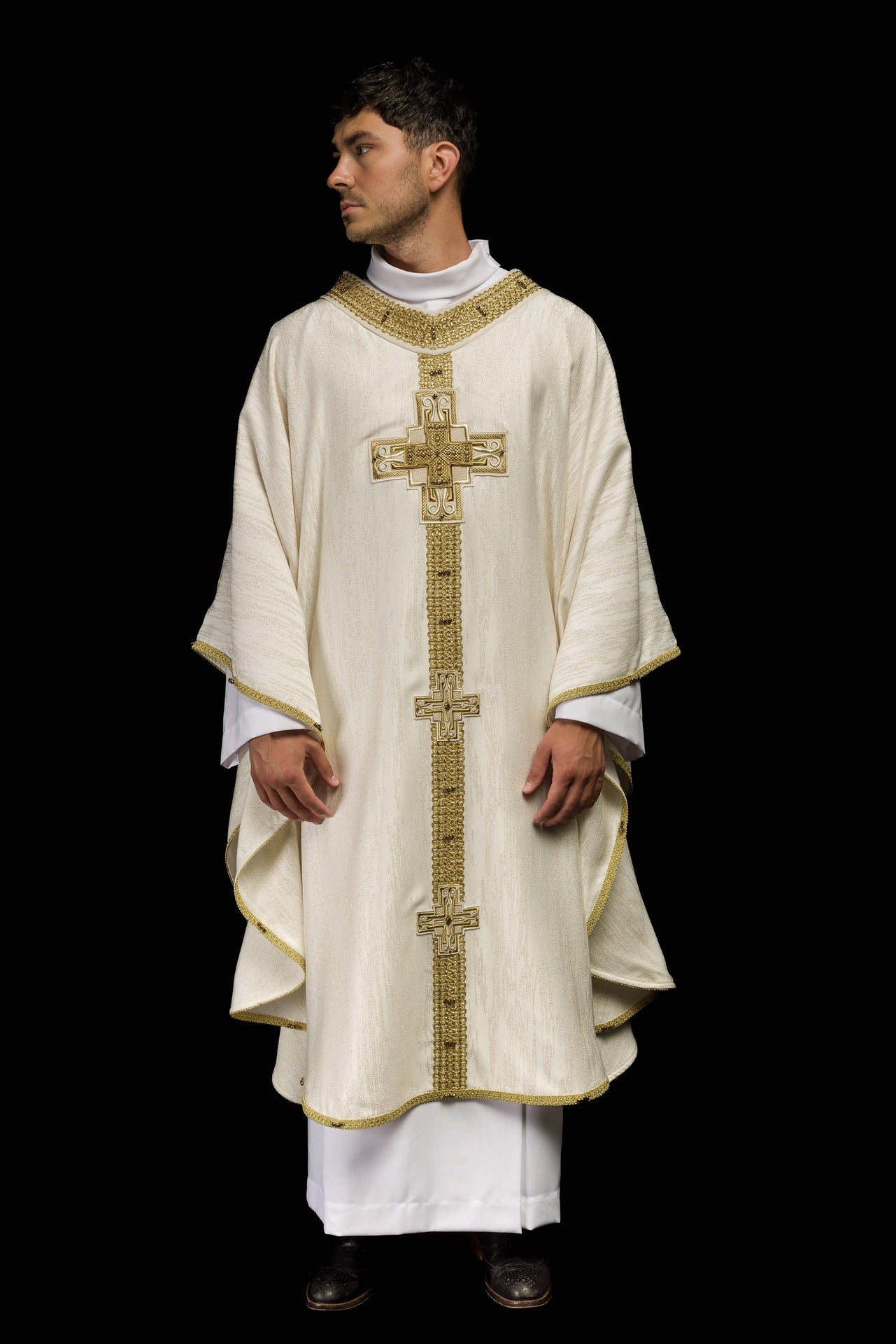 Ręcznie Robiony Ornat Ecru z Kamieniami - Kolekcja Handmade 7015 - SZATYLITURGICZNE.PL