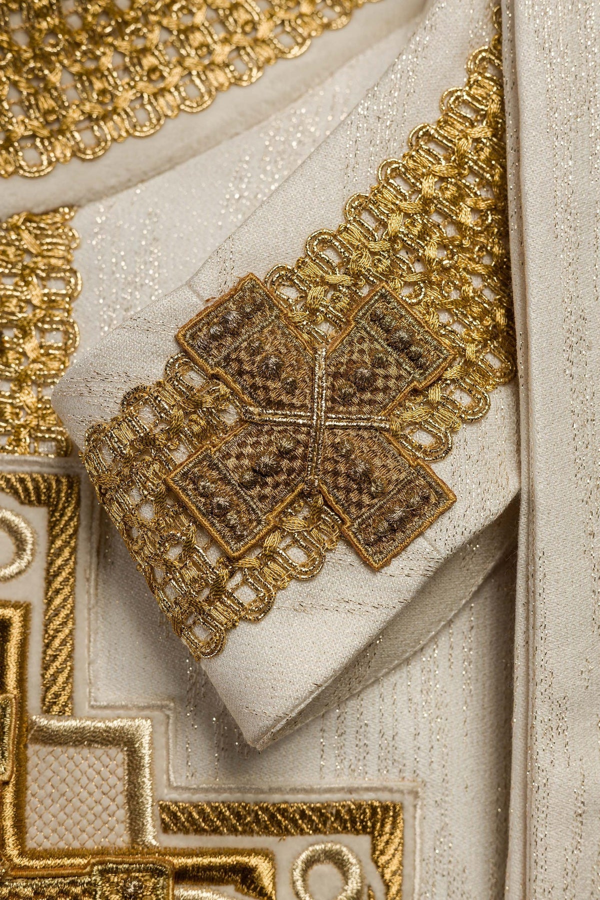 Ręcznie Robiony Ornat Ecru z Kamieniami - Kolekcja Handmade 7015 - SZATYLITURGICZNE.PL