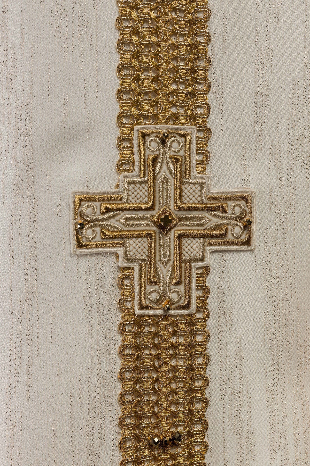Ręcznie Robiony Ornat Ecru z Kamieniami - Kolekcja Handmade 7015 - SZATYLITURGICZNE.PL