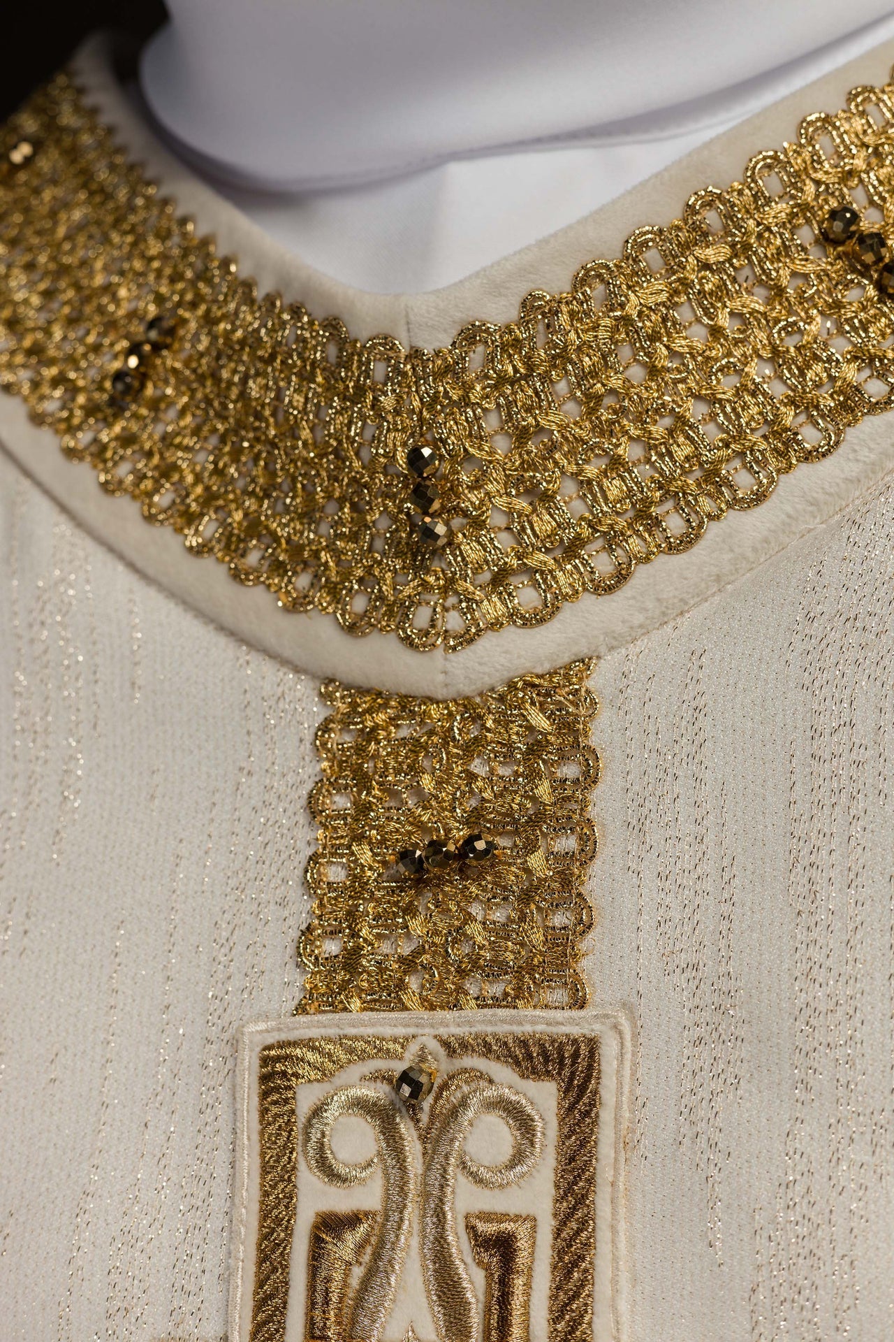 Ręcznie Robiony Ornat Ecru z Kamieniami - Kolekcja Handmade 7015 - SZATYLITURGICZNE.PL