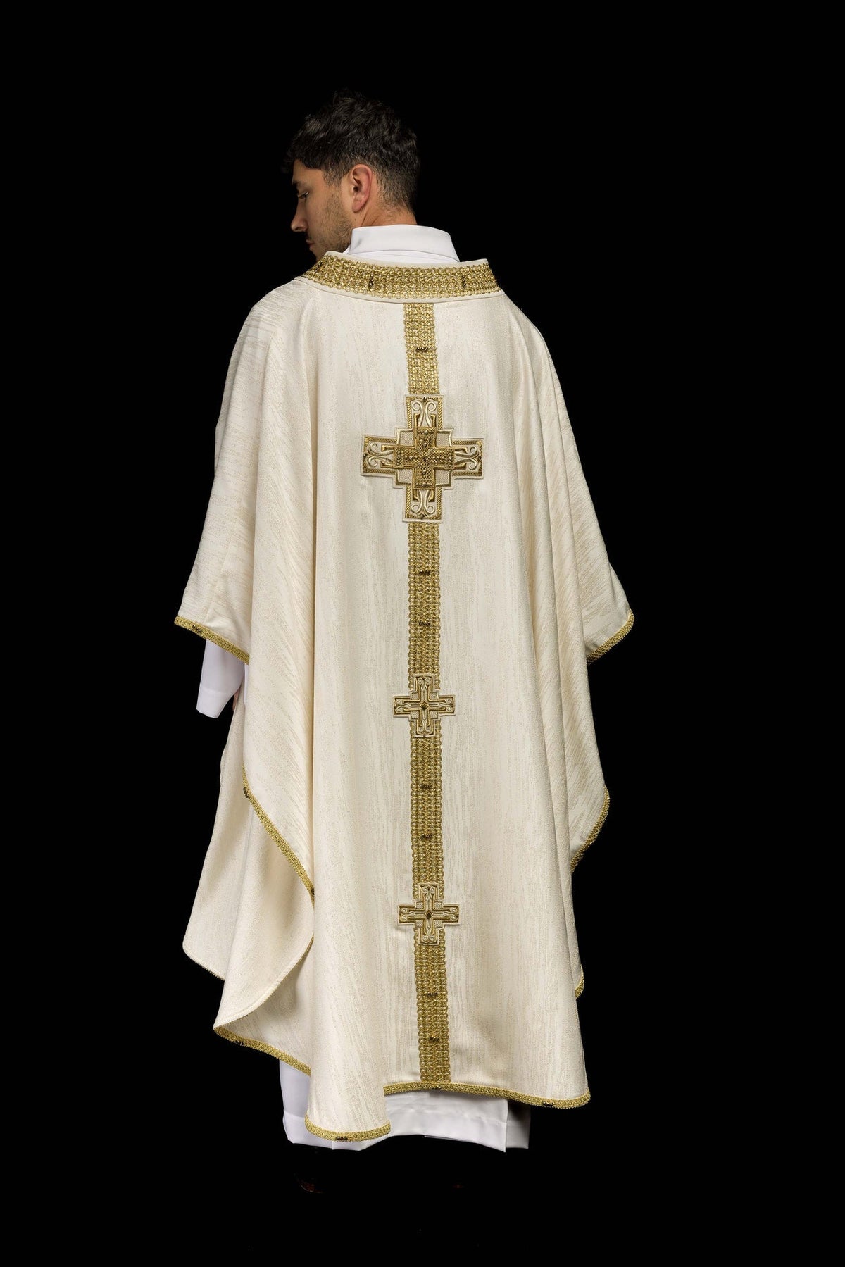 Ręcznie Robiony Ornat Ecru z Kamieniami - Kolekcja Handmade 7015 - SZATYLITURGICZNE.PL