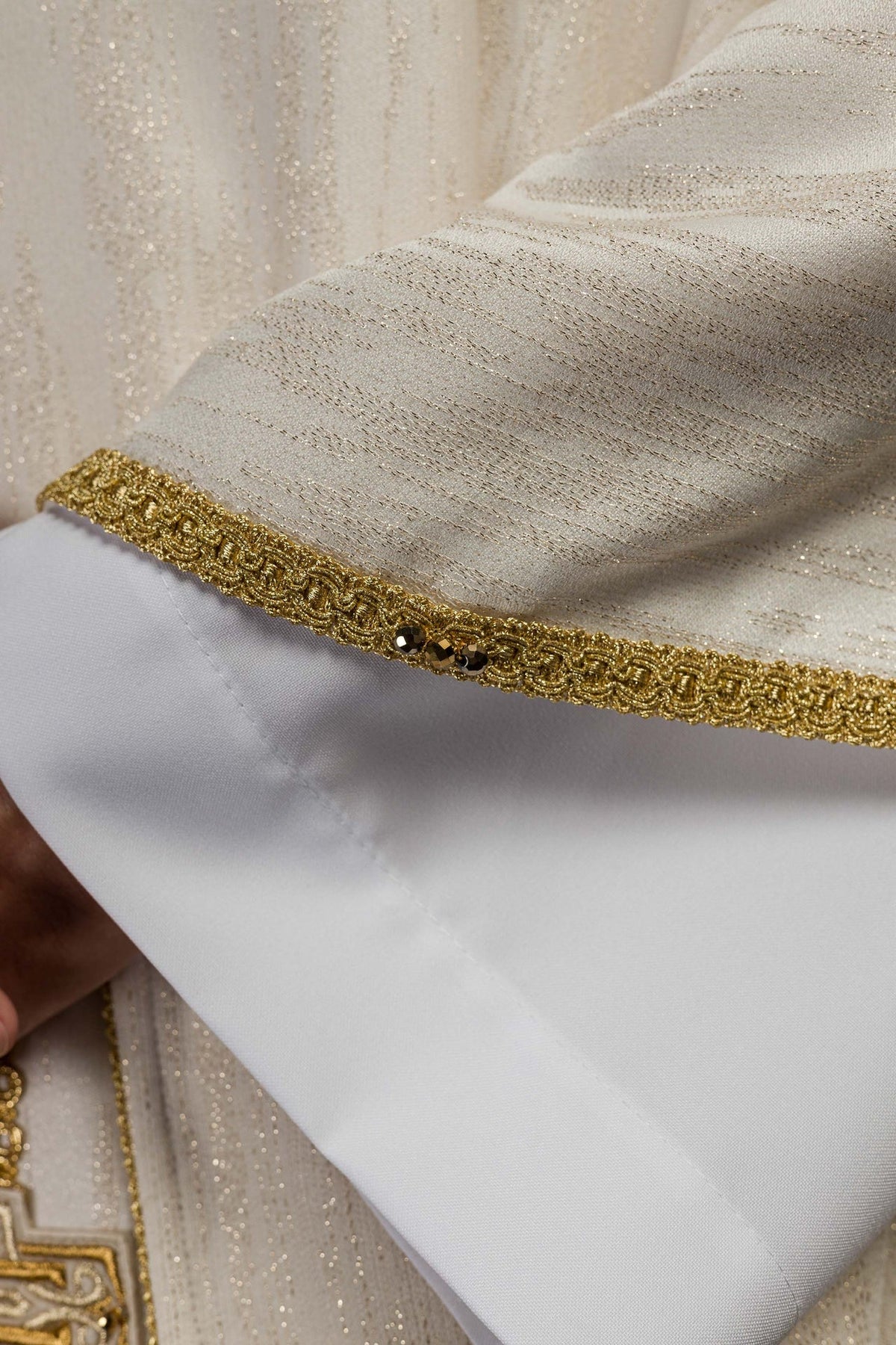Ręcznie Robiony Ornat Ecru z Kamieniami - Kolekcja Handmade 7015 - SZATYLITURGICZNE.PL