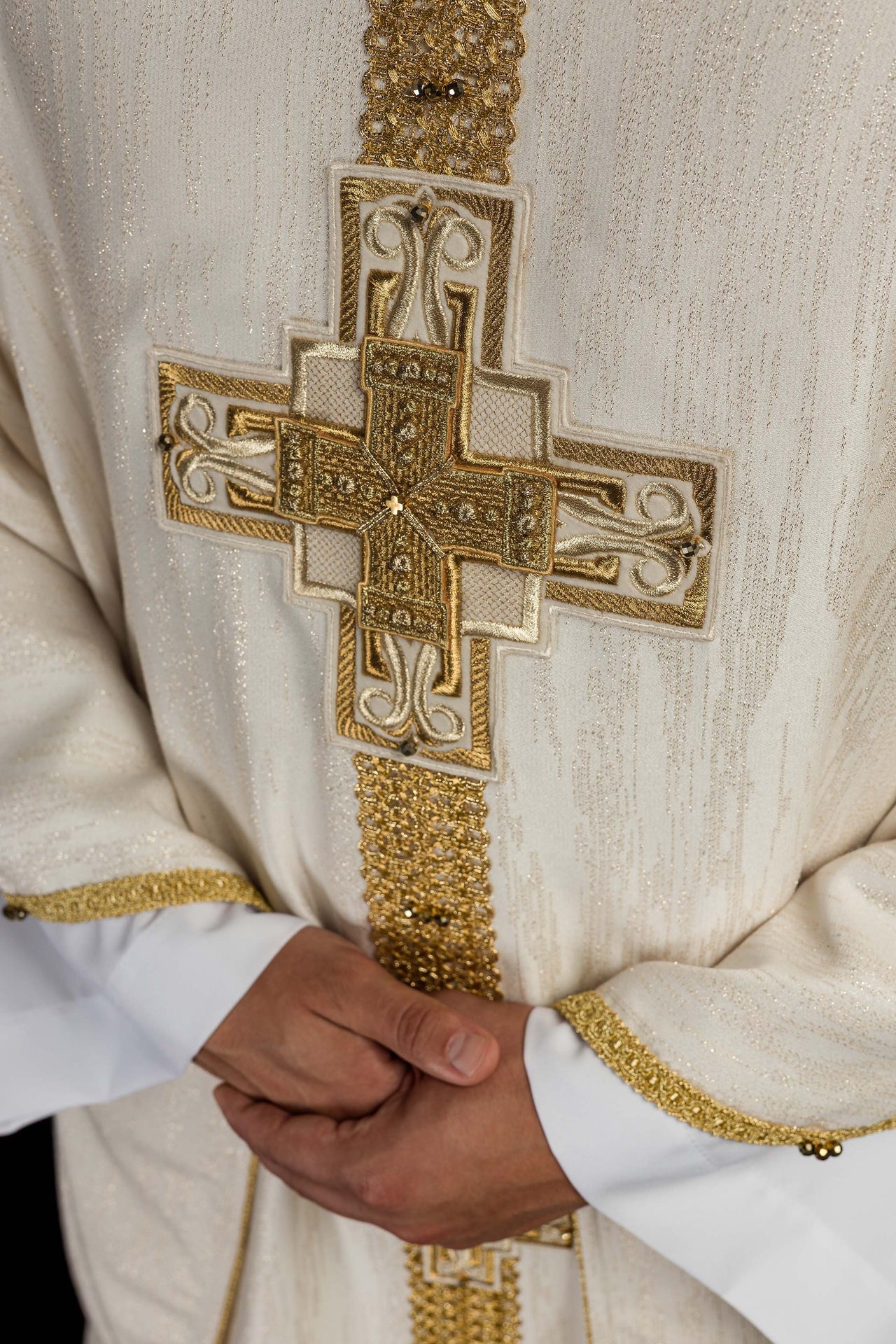 Ręcznie Robiony Ornat Ecru z Kamieniami - Kolekcja Handmade 7015 - SZATYLITURGICZNE.PL