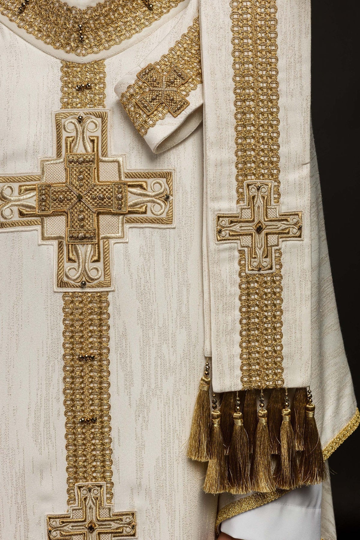 Ręcznie Robiony Ornat Ecru z Kamieniami - Kolekcja Handmade 7015 - SZATYLITURGICZNE.PL
