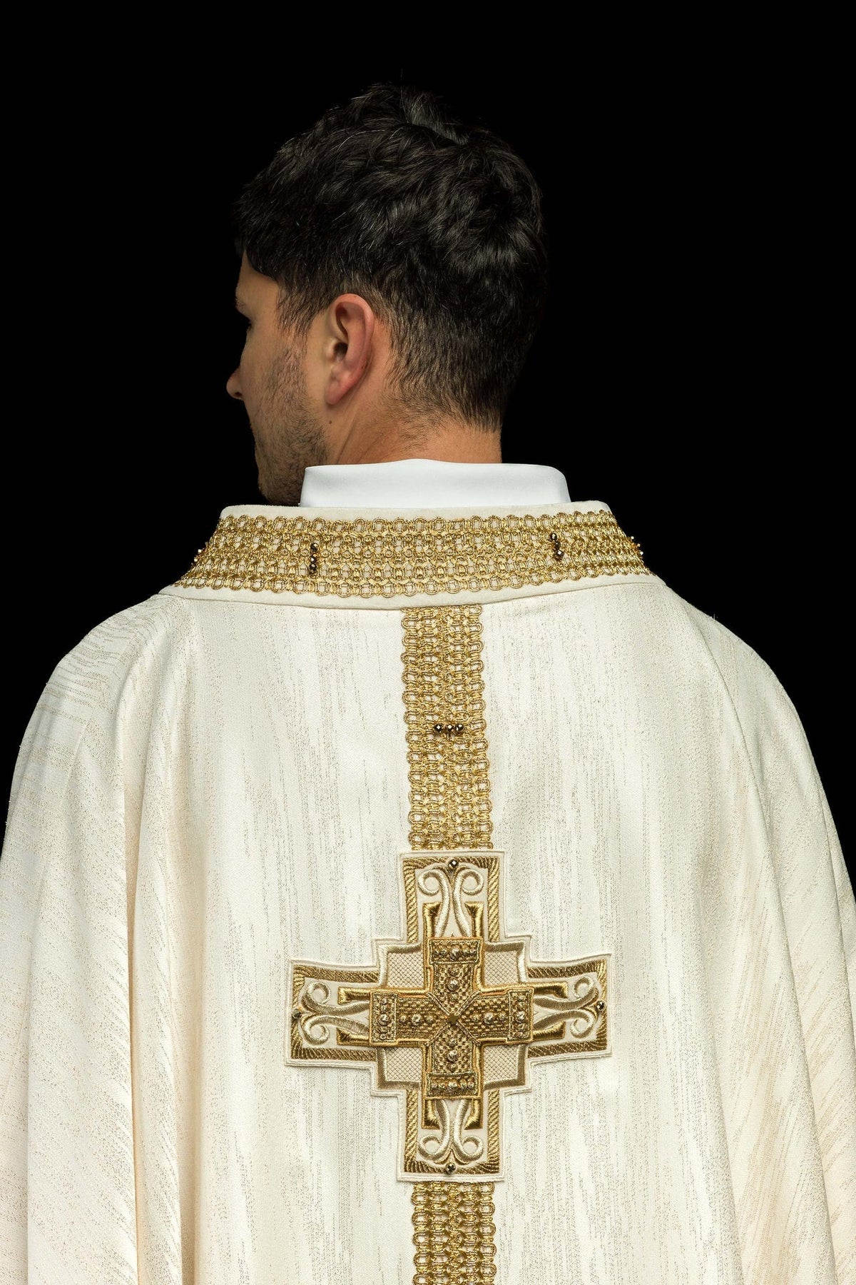 Ręcznie Robiony Ornat Ecru z Kamieniami - Kolekcja Handmade 7015 - SZATYLITURGICZNE.PL