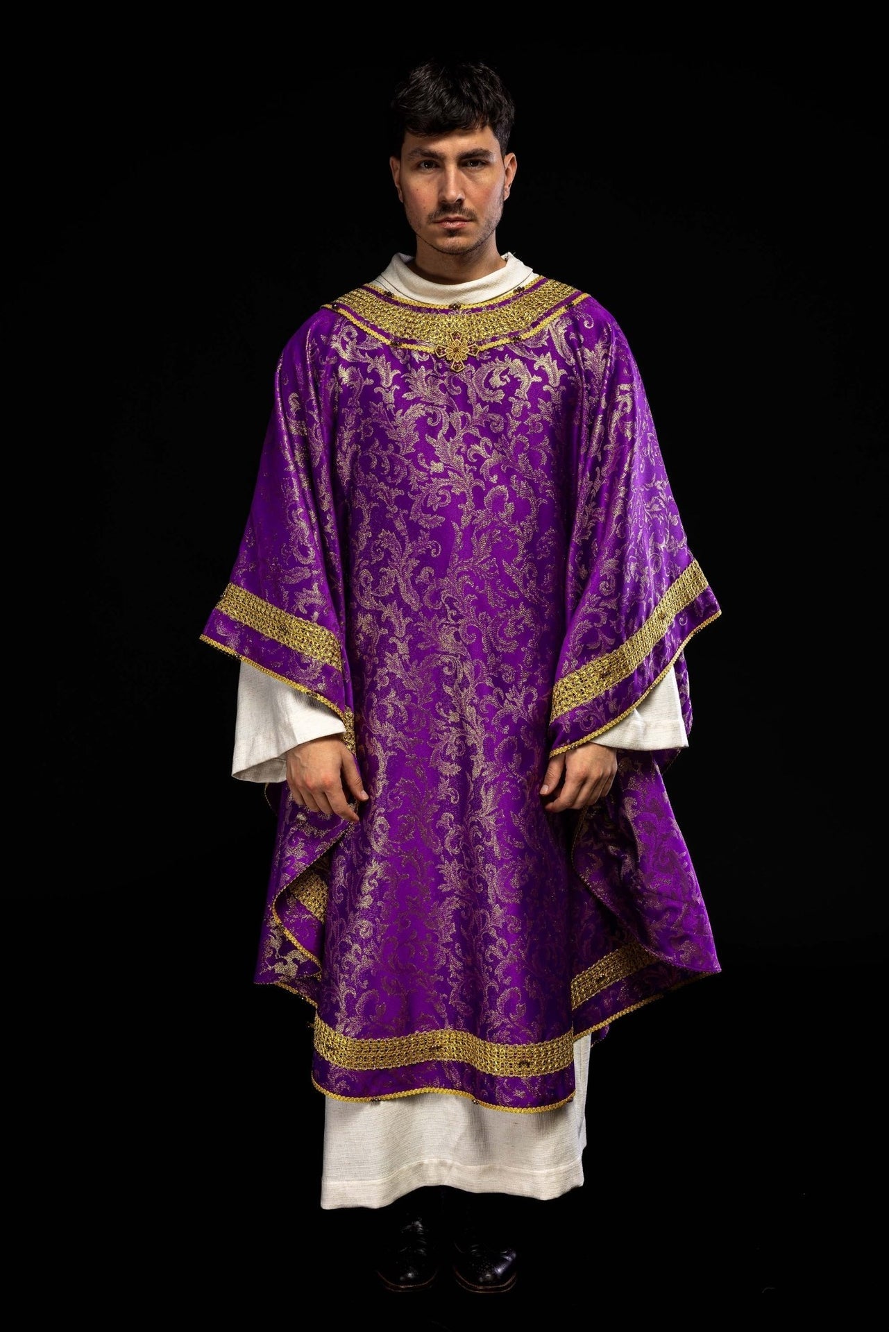 Ręcznie robiony ornat fioletowy z kamieniami szlachetnymi Handmade 7010 - SZATYLITURGICZNE.PL