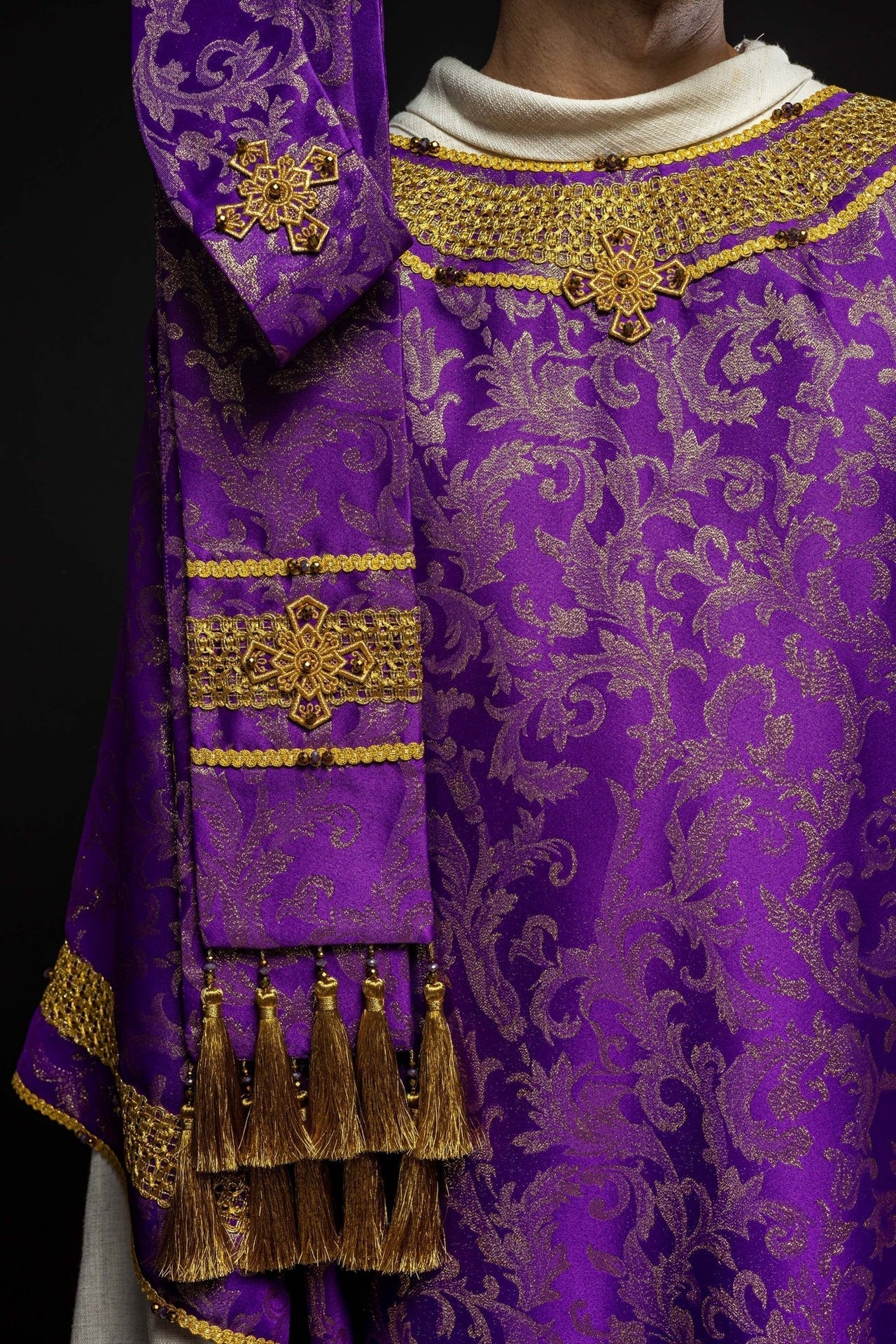 Ręcznie robiony ornat fioletowy z kamieniami szlachetnymi Handmade 7010 - SZATYLITURGICZNE.PL