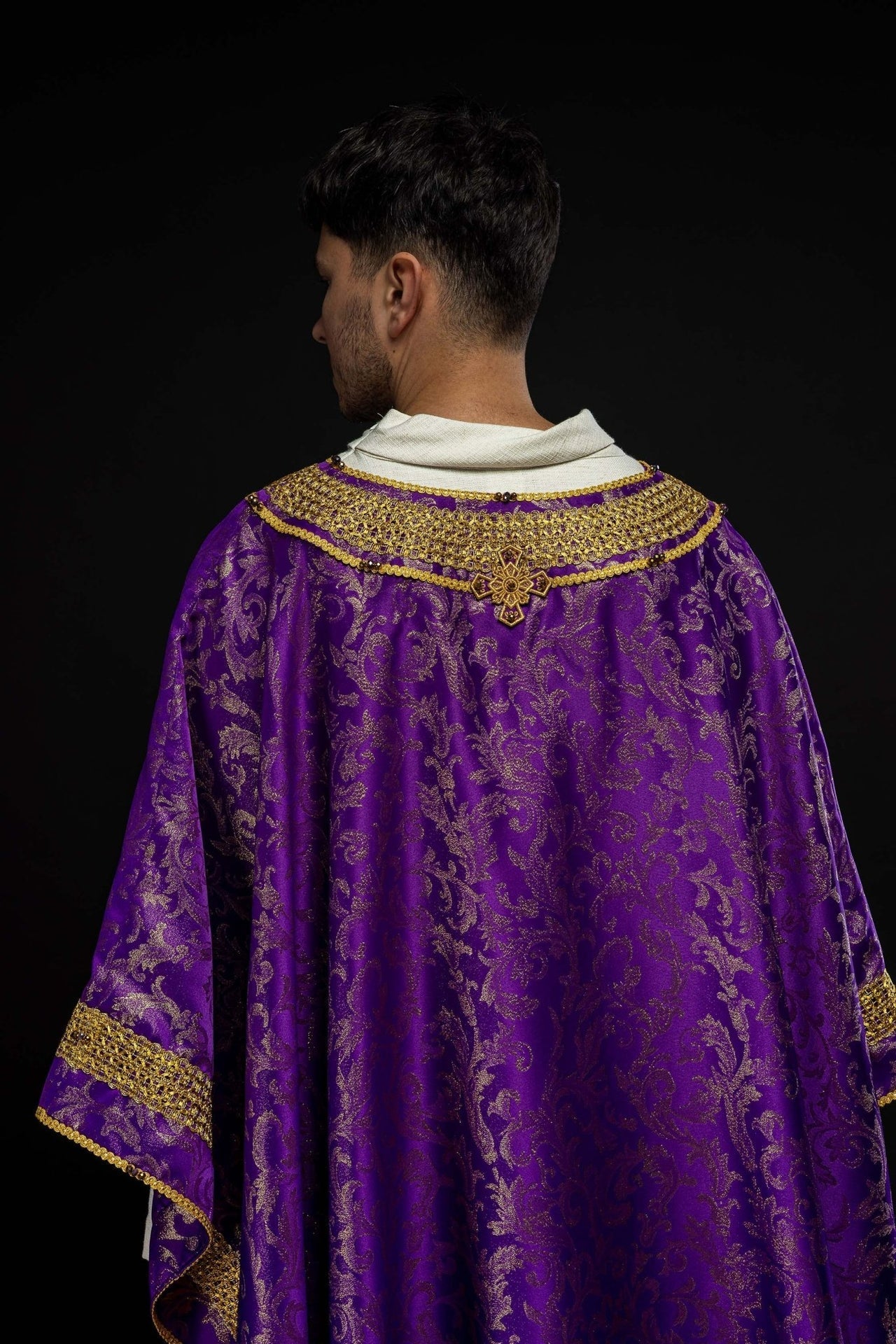 Ręcznie robiony ornat fioletowy z kamieniami szlachetnymi Handmade 7010 - SZATYLITURGICZNE.PL