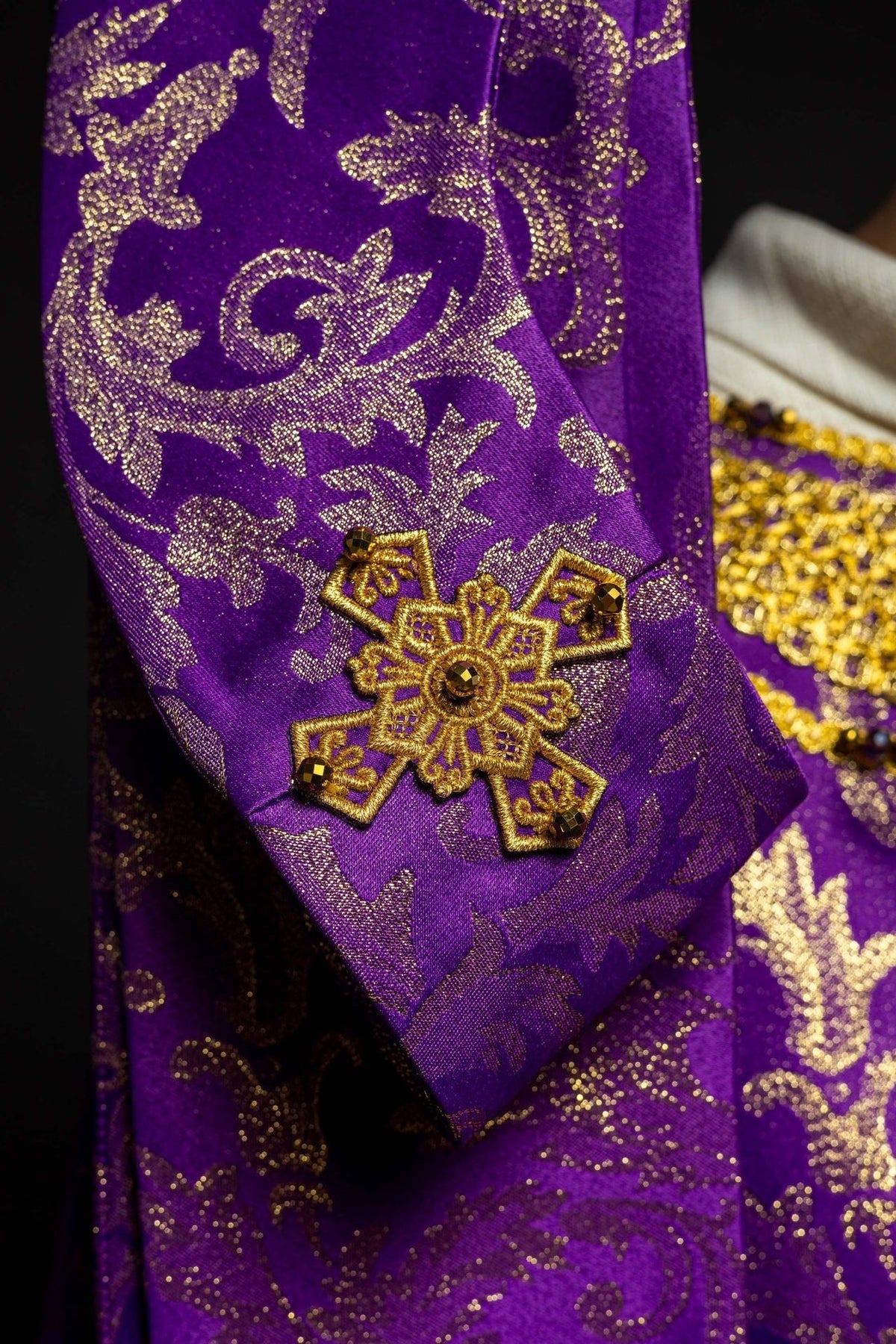 Ręcznie robiony ornat fioletowy z kamieniami szlachetnymi Handmade 7010 - SZATYLITURGICZNE.PL