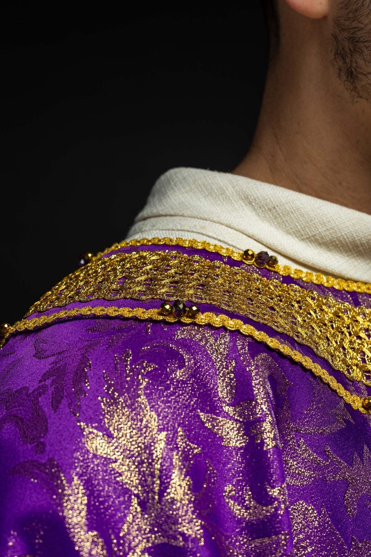 Ręcznie robiony ornat fioletowy z kamieniami szlachetnymi Handmade 7010 - SZATYLITURGICZNE.PL