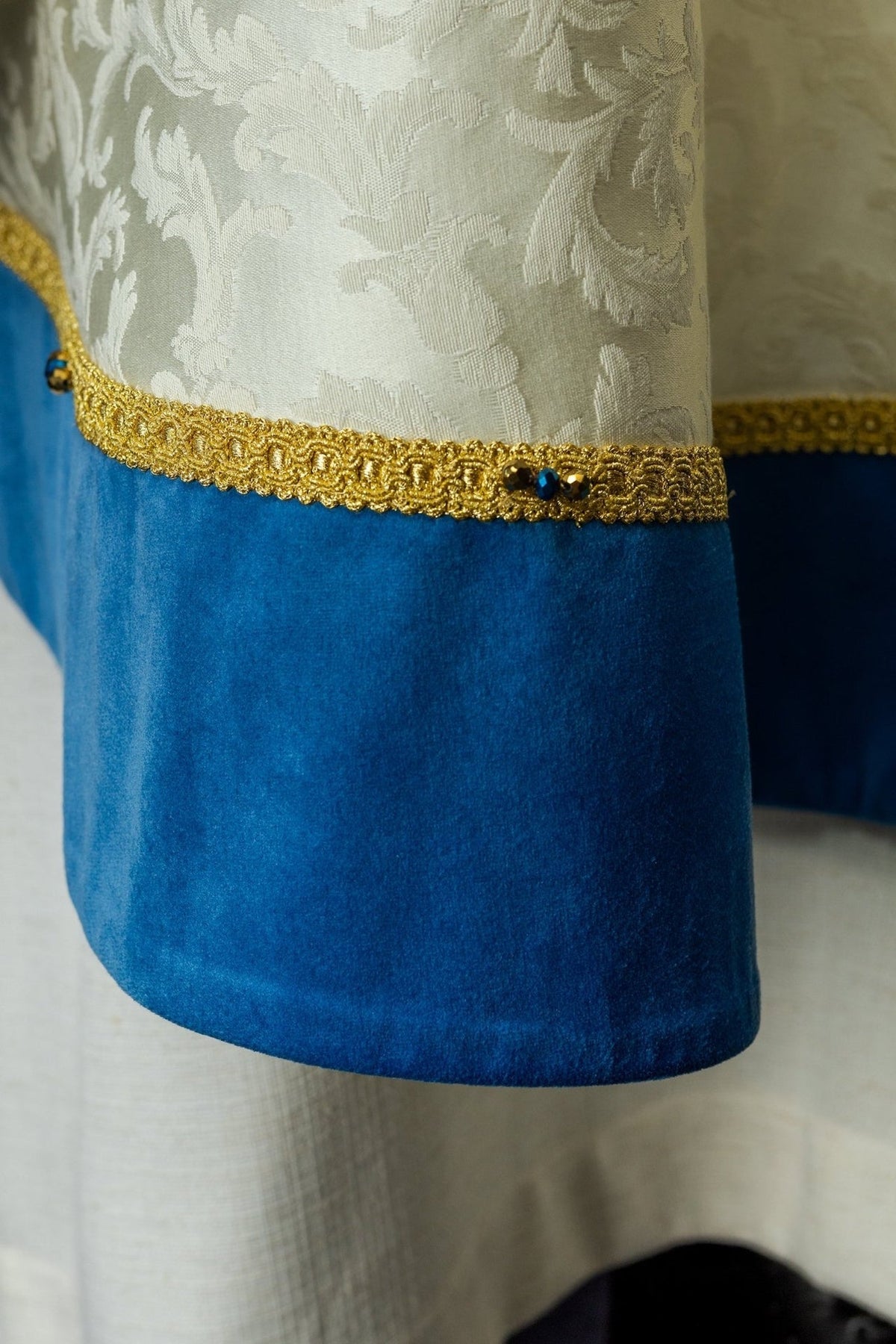 Ręcznie Robiony Ornat Maryjny z Kamieniami Szlachetnymi - Handmade 7006 - SZATYLITURGICZNE.PL