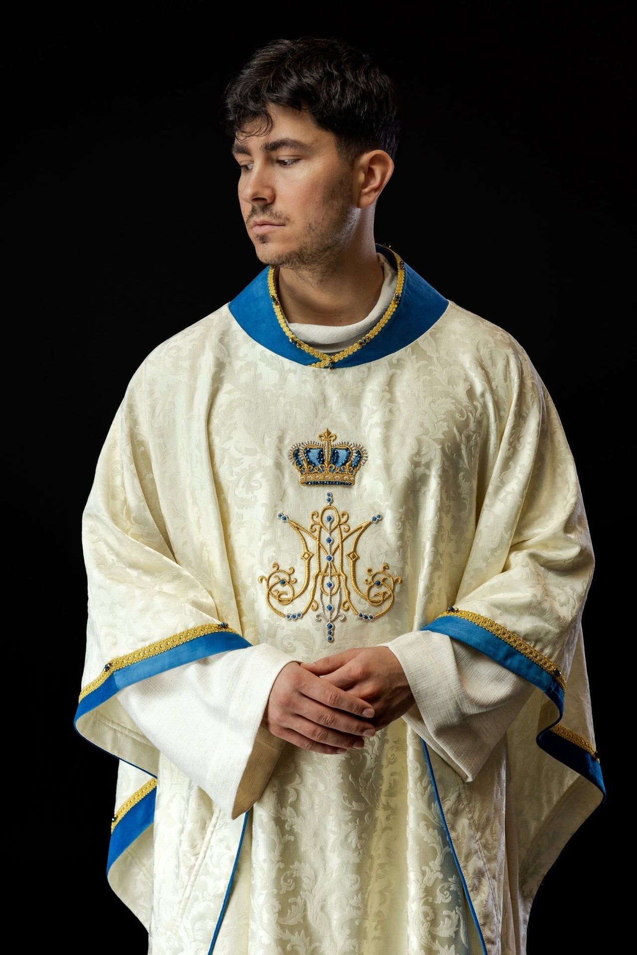 Ręcznie Robiony Ornat Maryjny z Kamieniami Szlachetnymi - Handmade 7006 - SZATYLITURGICZNE.PL
