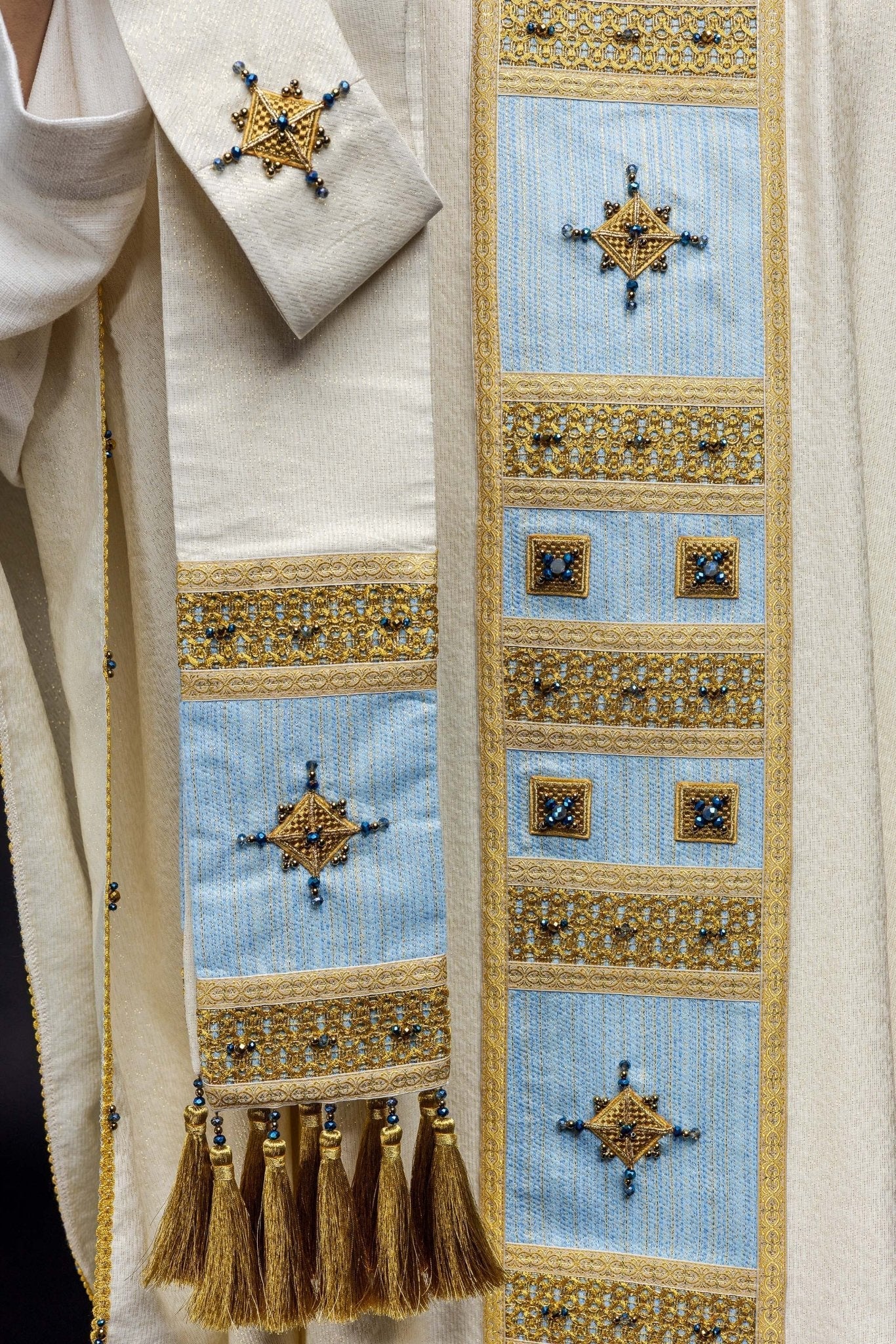 Ręcznie robiony Ornat Maryjny z Kamieniami Szlachetnymi - Kolekcja Handmade - SZATYLITURGICZNE.PL