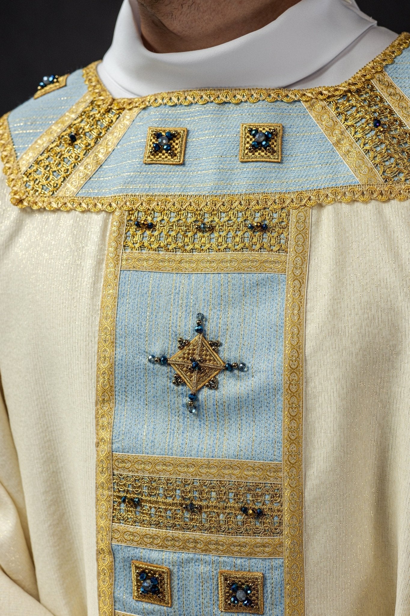 Ręcznie robiony Ornat Maryjny z Kamieniami Szlachetnymi - Kolekcja Handmade - SZATYLITURGICZNE.PL