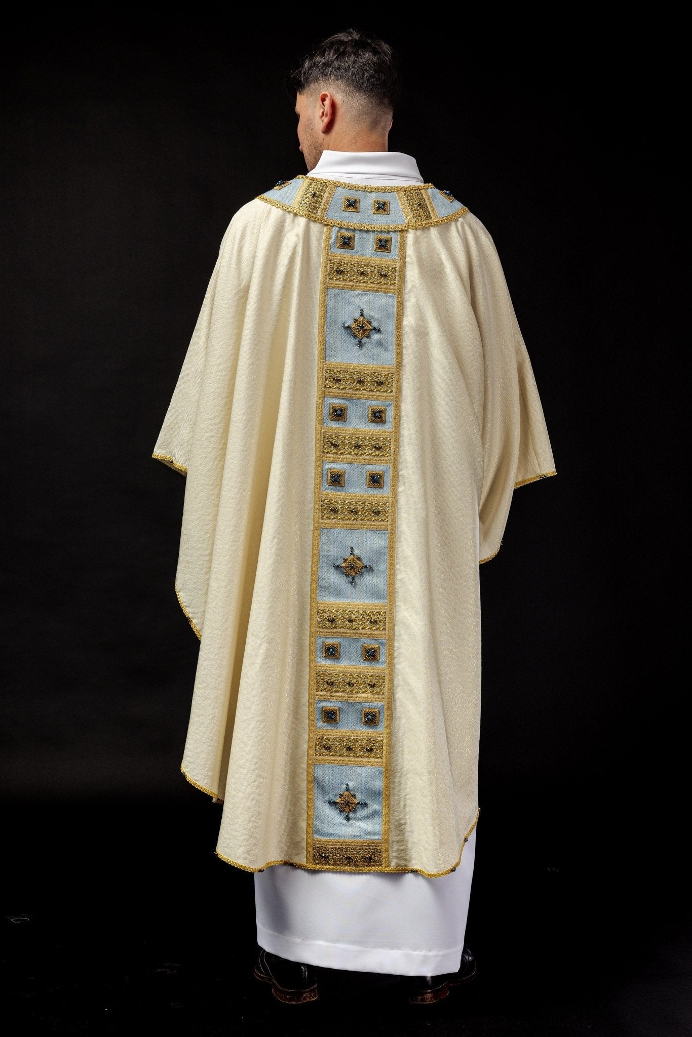 Ręcznie robiony Ornat Maryjny z Kamieniami Szlachetnymi - Kolekcja Handmade - SZATYLITURGICZNE.PL