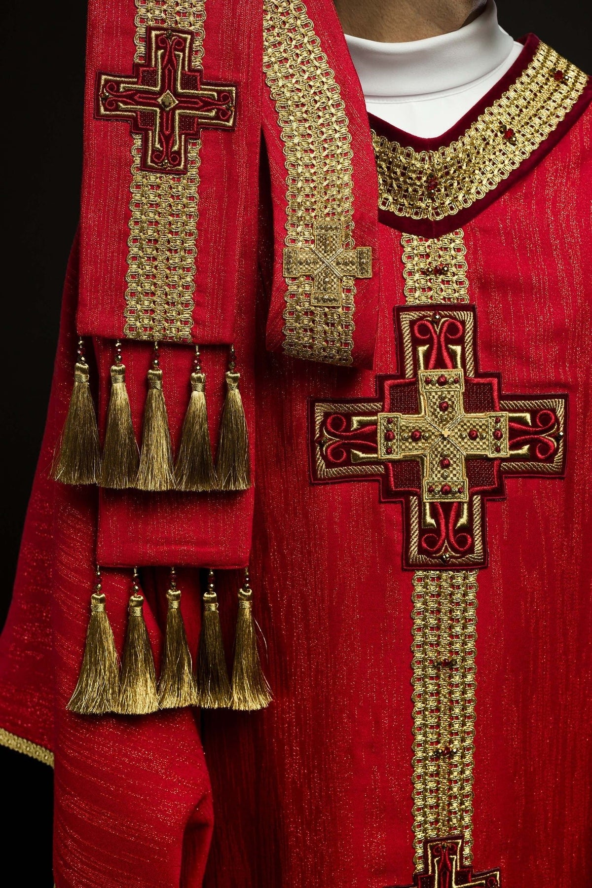 Ręcznie Robiony Ornat z Kamieniami Naturalnymi Czerwony - Kolekcja Handmade - SZATYLITURGICZNE.PL