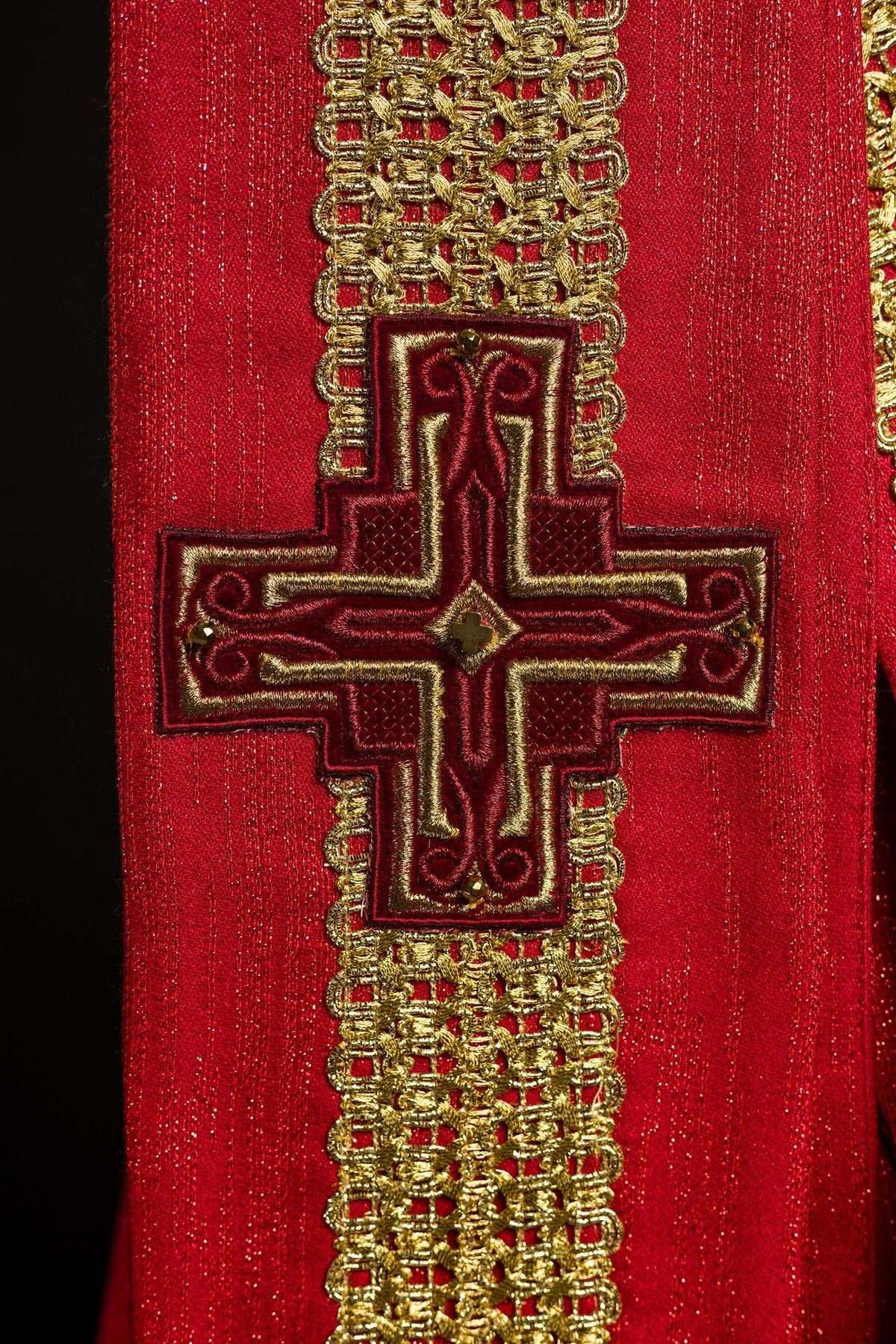 Ręcznie Robiony Ornat z Kamieniami Naturalnymi Czerwony - Kolekcja Handmade - SZATYLITURGICZNE.PL
