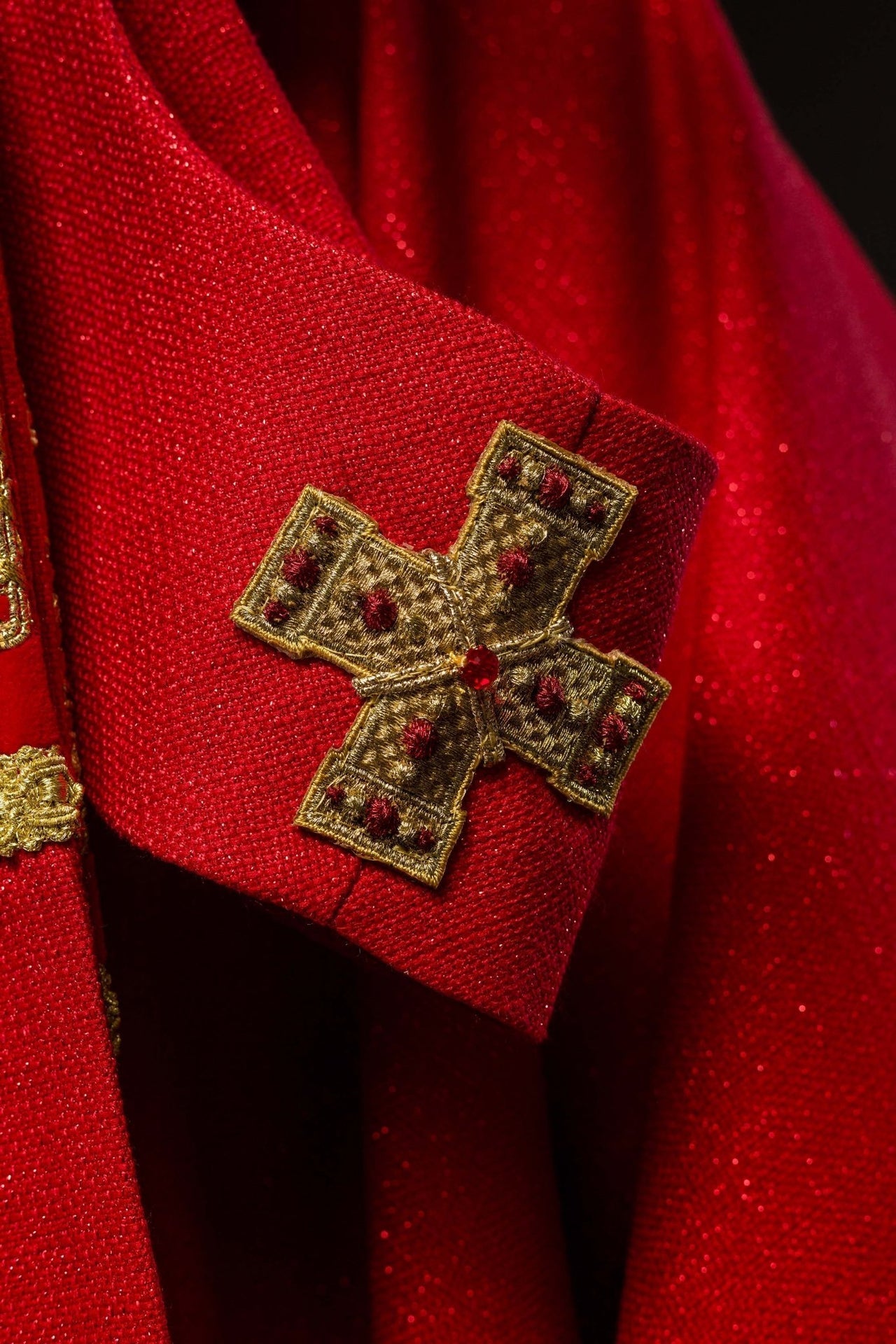 Ręcznie Robiony Ornat z Kamieniami Naturalnymi - Handmade 7001 - SZATYLITURGICZNE.PL