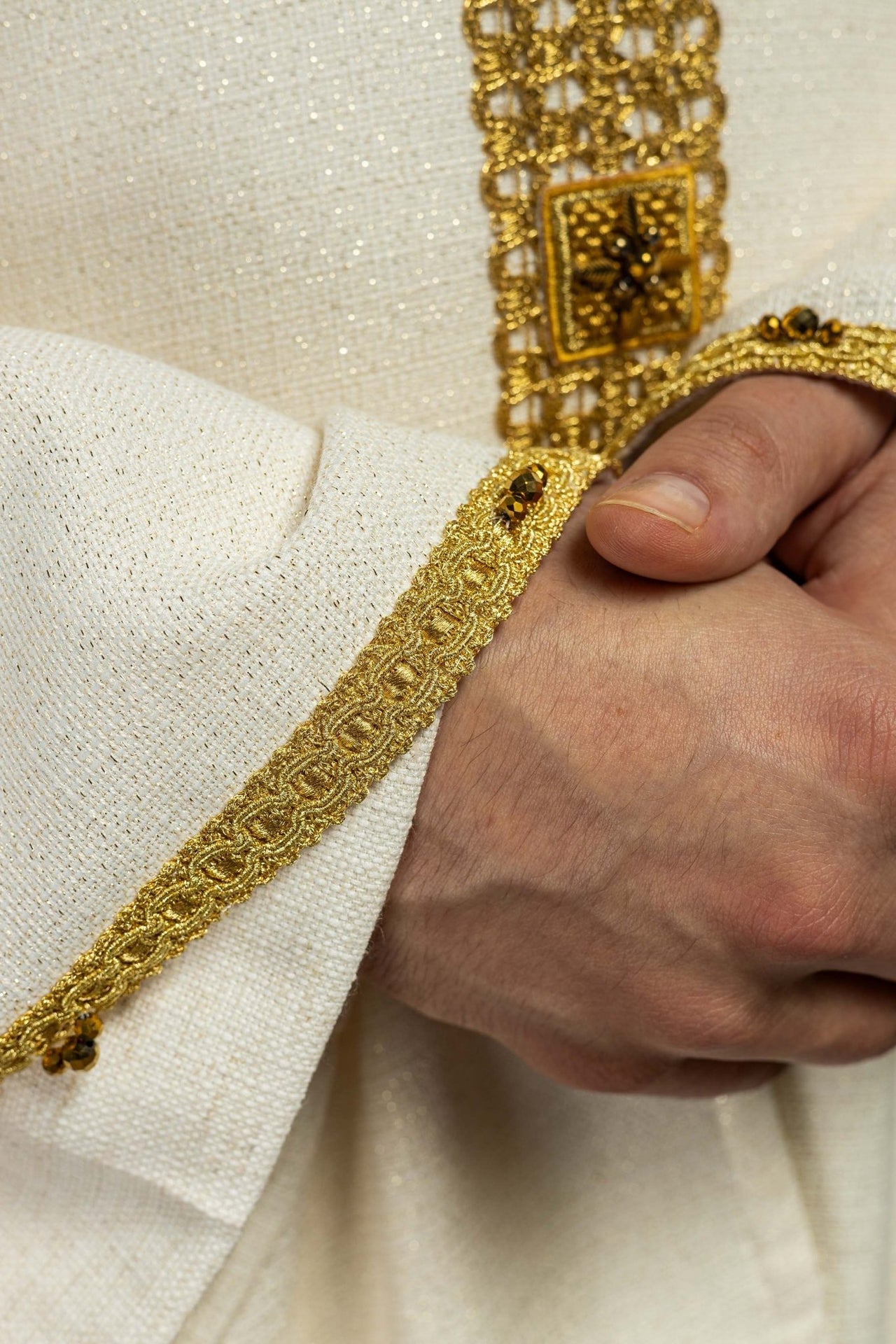 Ręcznie Robiony Ornat z Kamieniami Naturalnymi i Zielonym Pasem - Handmade 7001 - SZATYLITURGICZNE.PL