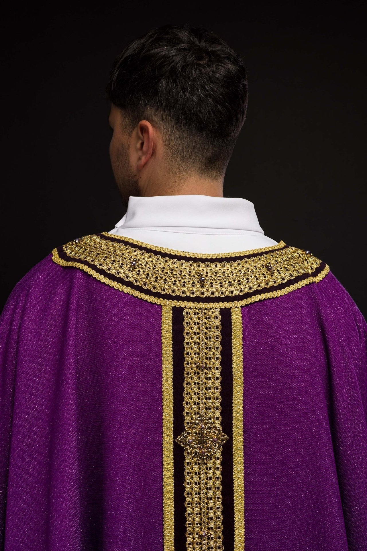 Ręcznie Robiony Ornat z Kamieniami Naturalnymi - Kolekcja Handmade 7001 - SZATYLITURGICZNE.PL