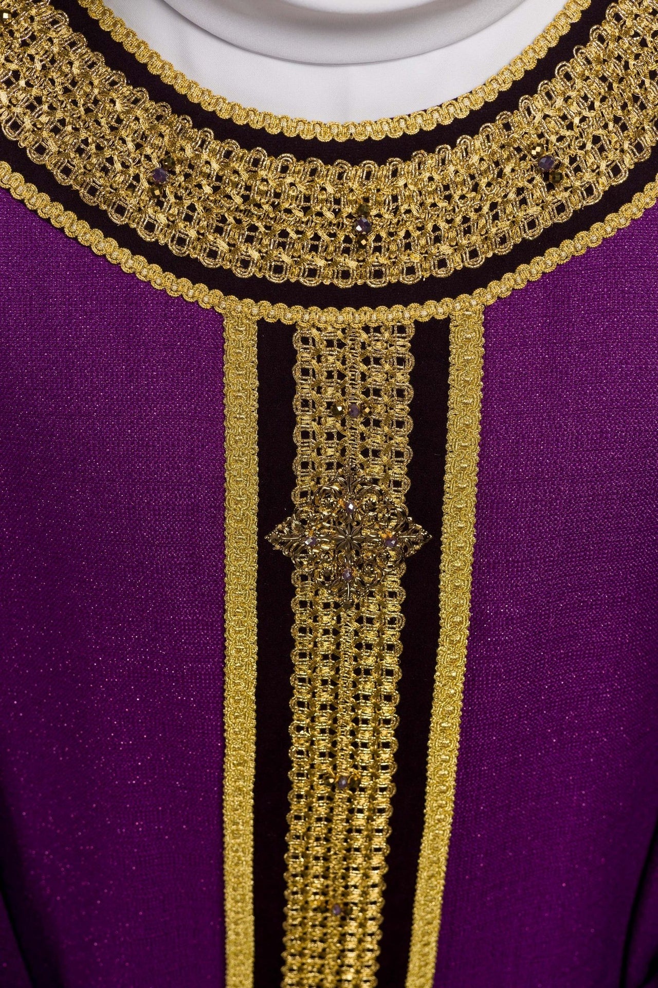 Ręcznie Robiony Ornat z Kamieniami Naturalnymi - Kolekcja Handmade 7001 - SZATYLITURGICZNE.PL