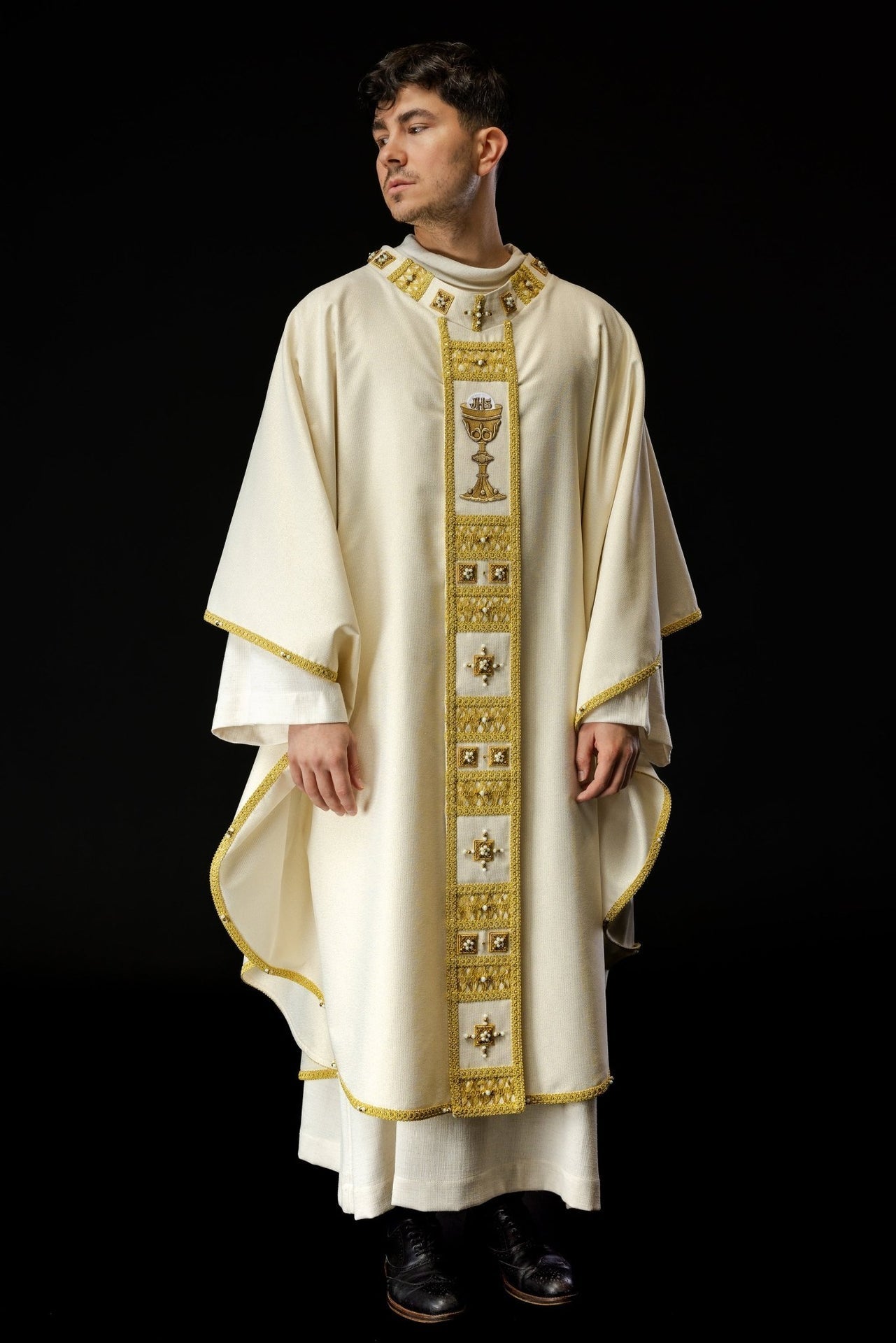 Ręcznie Robiony Ornat z Kamieniami Naturalnymi - Kolekcja Handmade 7008 - SZATYLITURGICZNE.PL