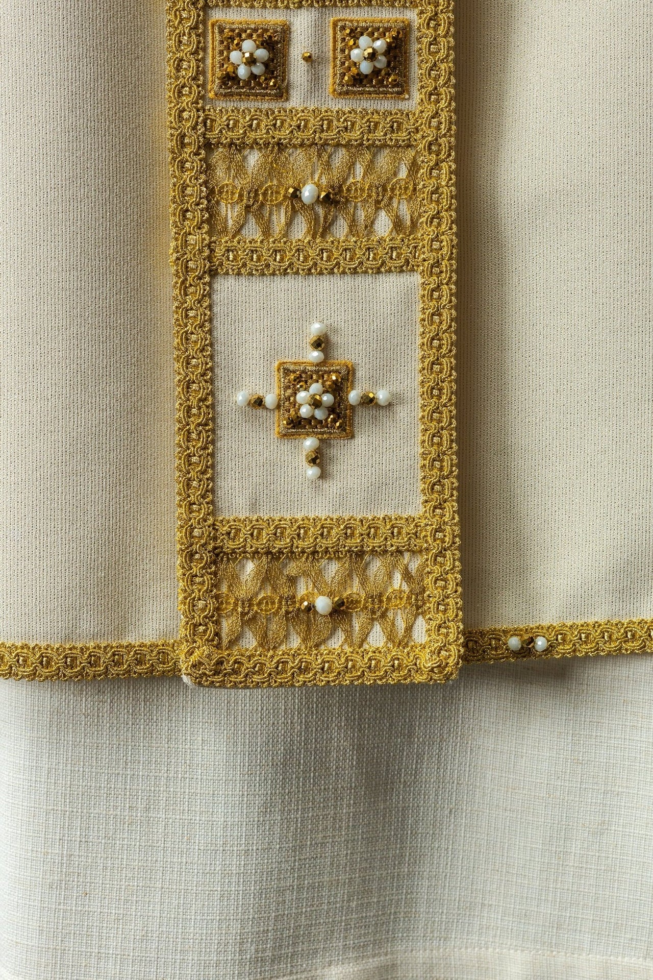 Ręcznie Robiony Ornat z Kamieniami Naturalnymi - Kolekcja Handmade 7008 - SZATYLITURGICZNE.PL