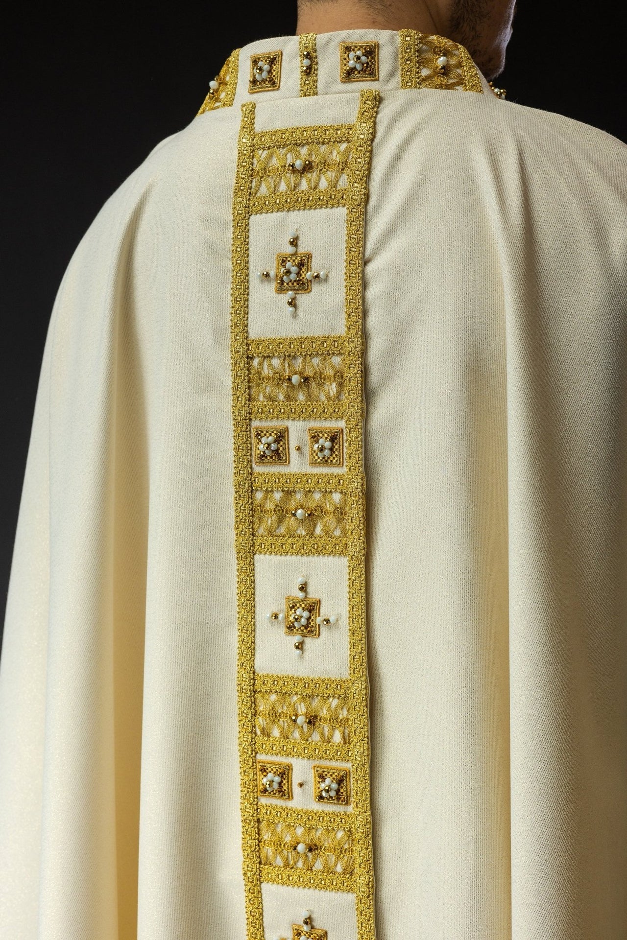 Ręcznie Robiony Ornat z Kamieniami Naturalnymi - Kolekcja Handmade 7008 - SZATYLITURGICZNE.PL