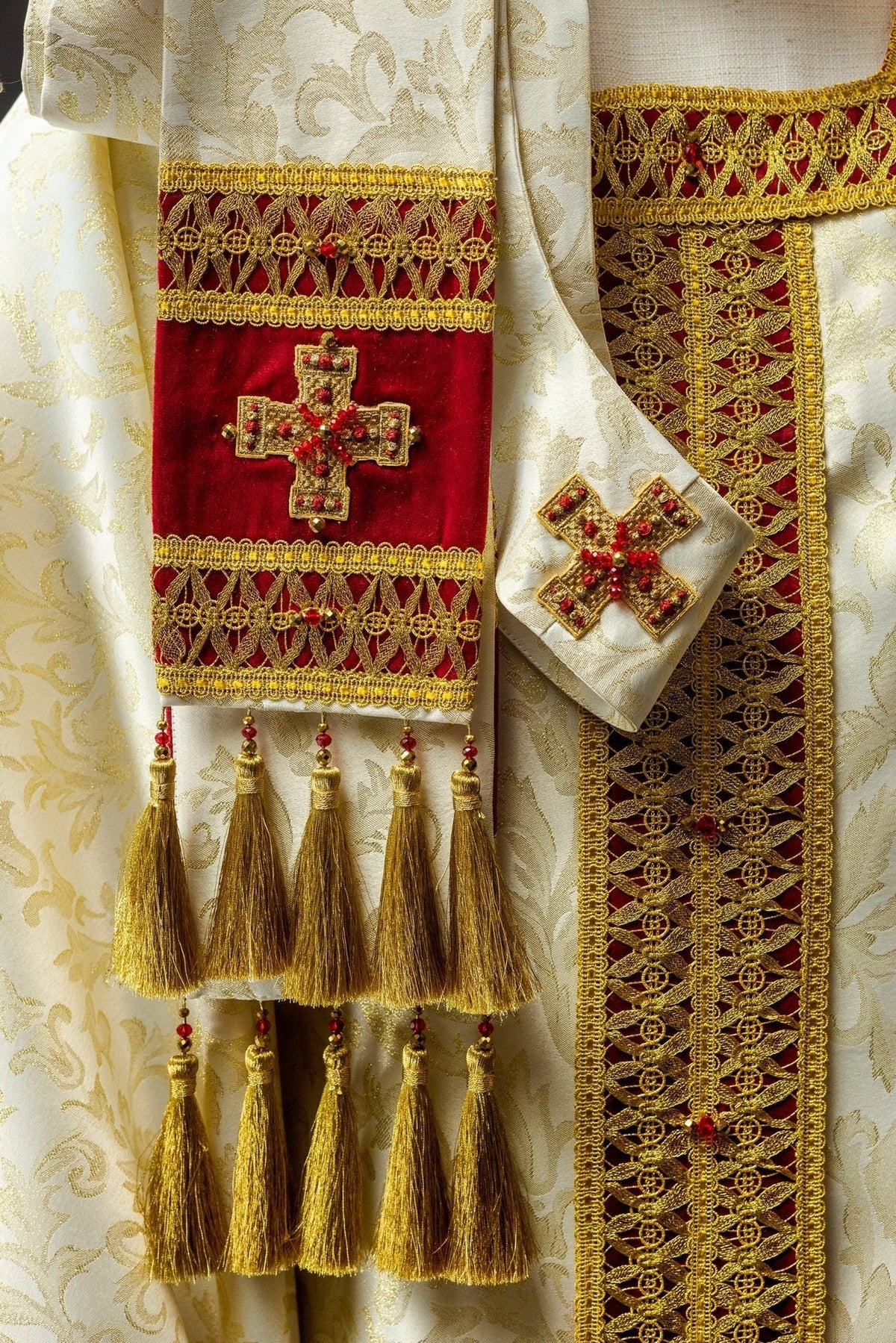 Ręcznie Robiony Ornat z Kamieniami Naturalnymi - Kolekcja Premium Handmade - SZATYLITURGICZNE.PL