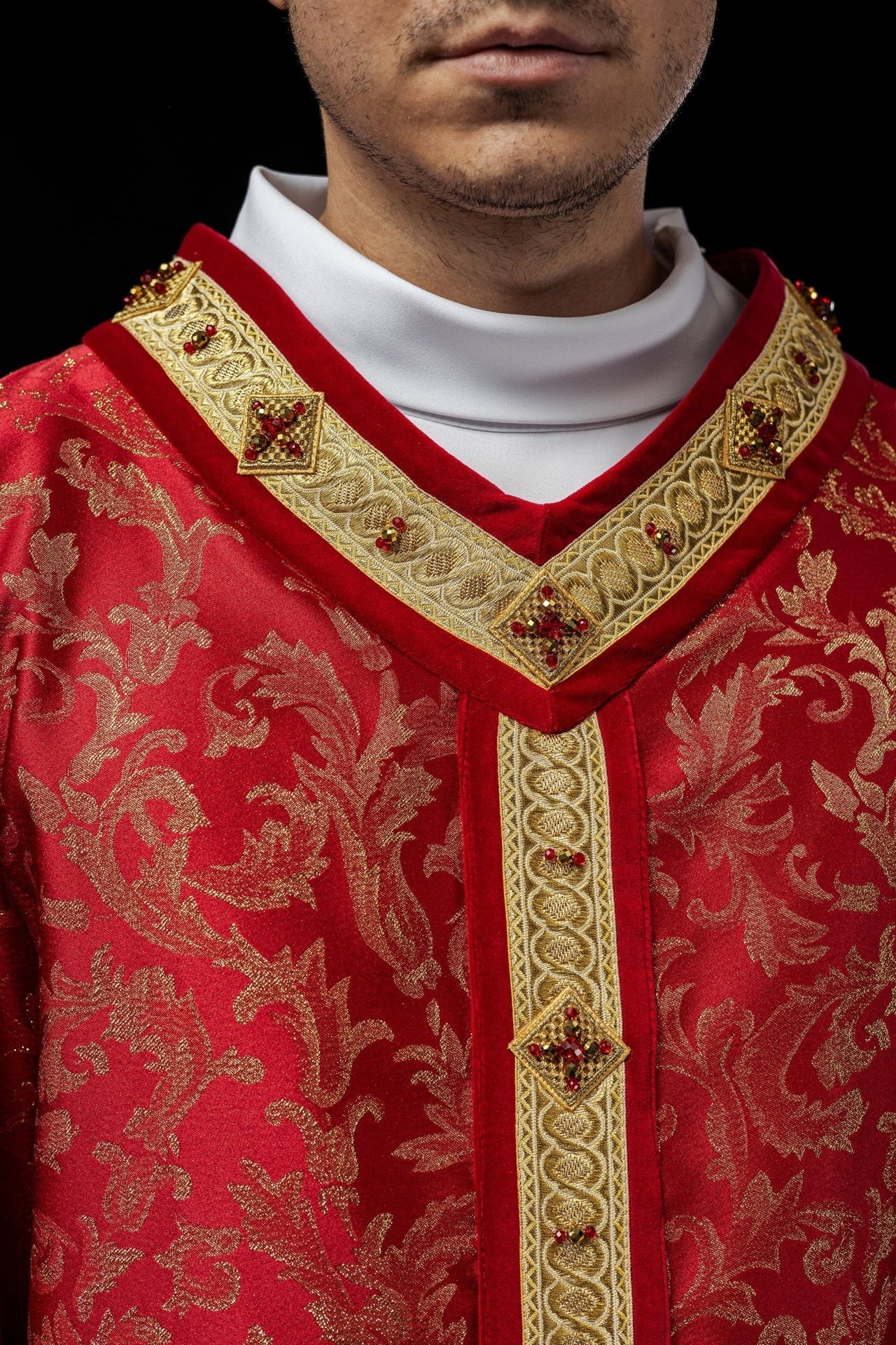 Ręcznie Robiony Ornat z Kamieniami Naturalnymi - Kolekcja Premium Handmade - SZATYLITURGICZNE.PL