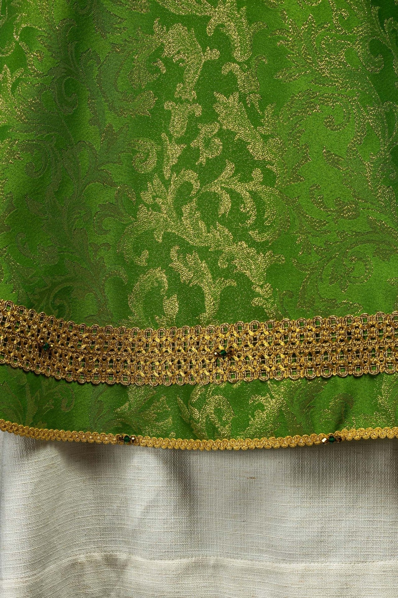 Ręcznie Robiony Ornat z Kamieniami Szlachetnymi - Zielona Elegancja Handmade - SZATYLITURGICZNE.PL