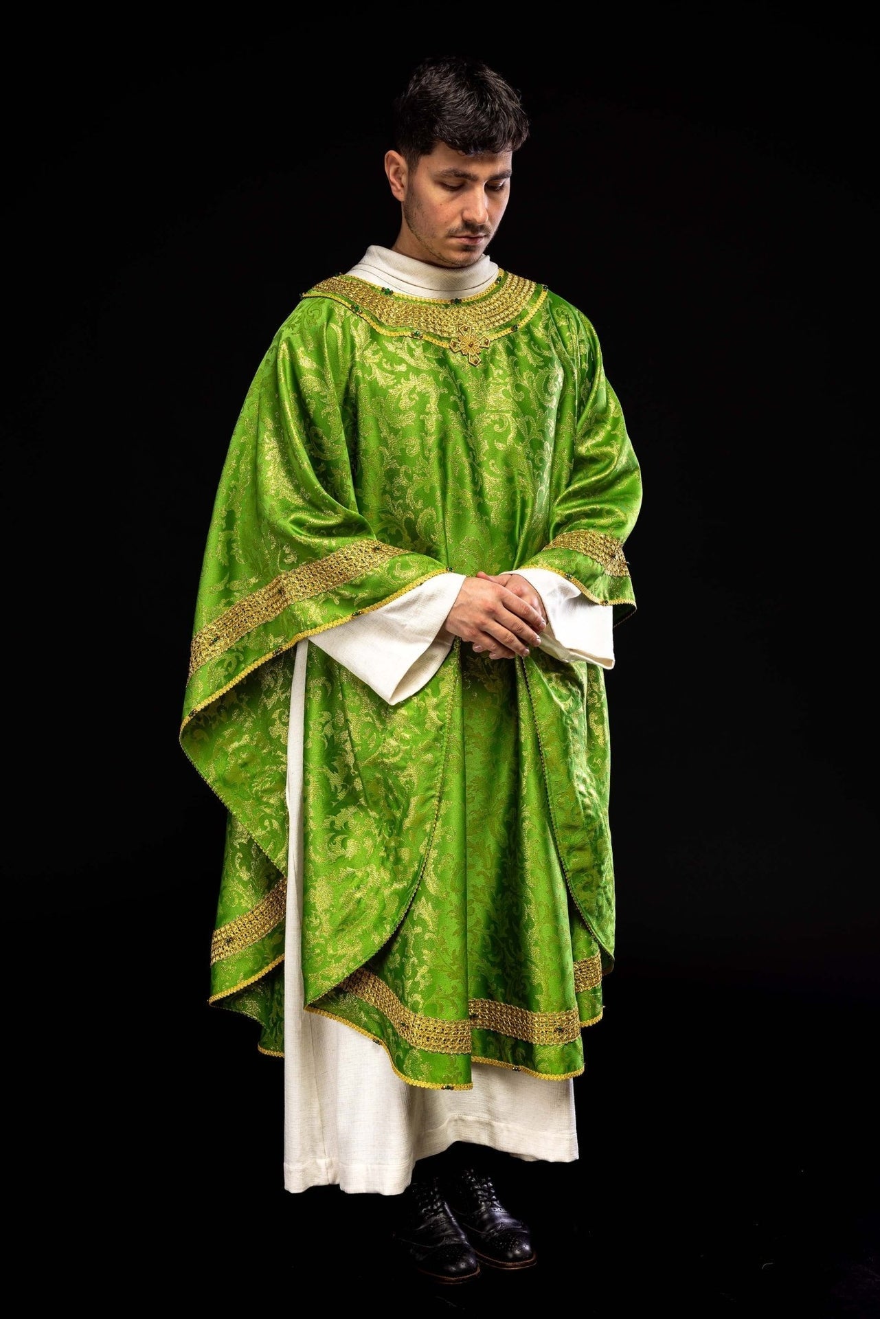 Ręcznie Robiony Ornat z Kamieniami Szlachetnymi - Zielona Elegancja Handmade - SZATYLITURGICZNE.PL