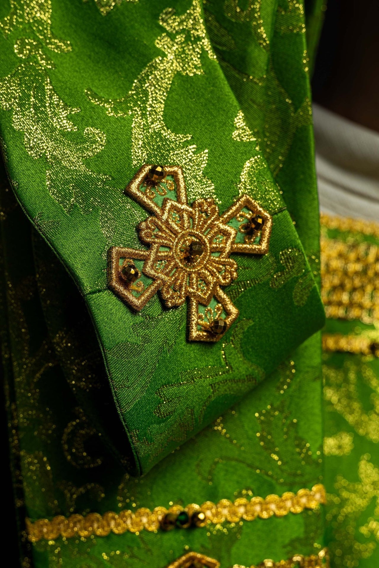 Ręcznie Robiony Ornat z Kamieniami Szlachetnymi - Zielona Elegancja Handmade - SZATYLITURGICZNE.PL