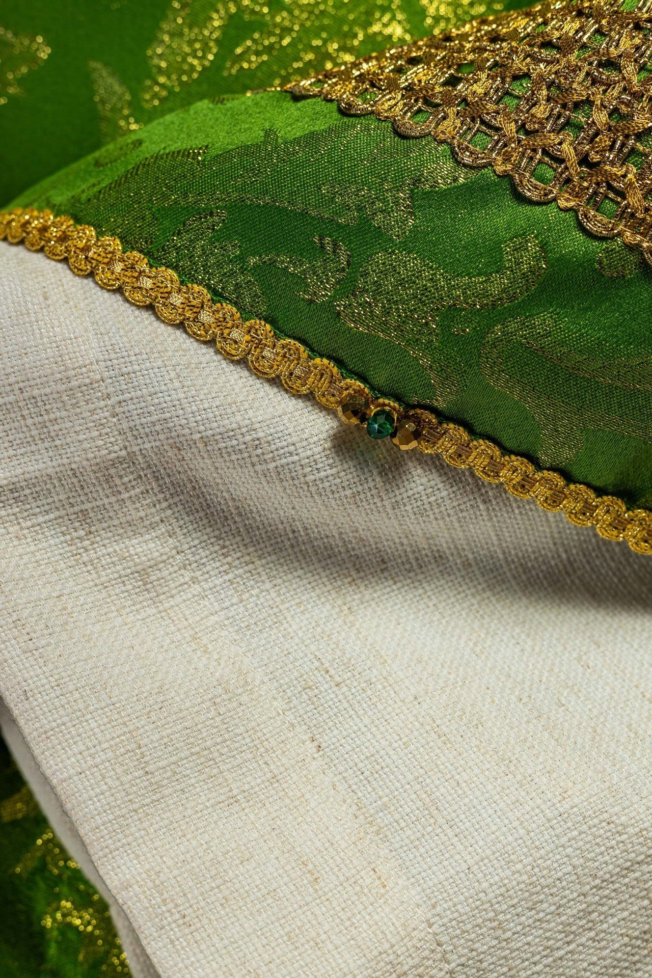 Ręcznie Robiony Ornat z Kamieniami Szlachetnymi - Zielona Elegancja Handmade - SZATYLITURGICZNE.PL