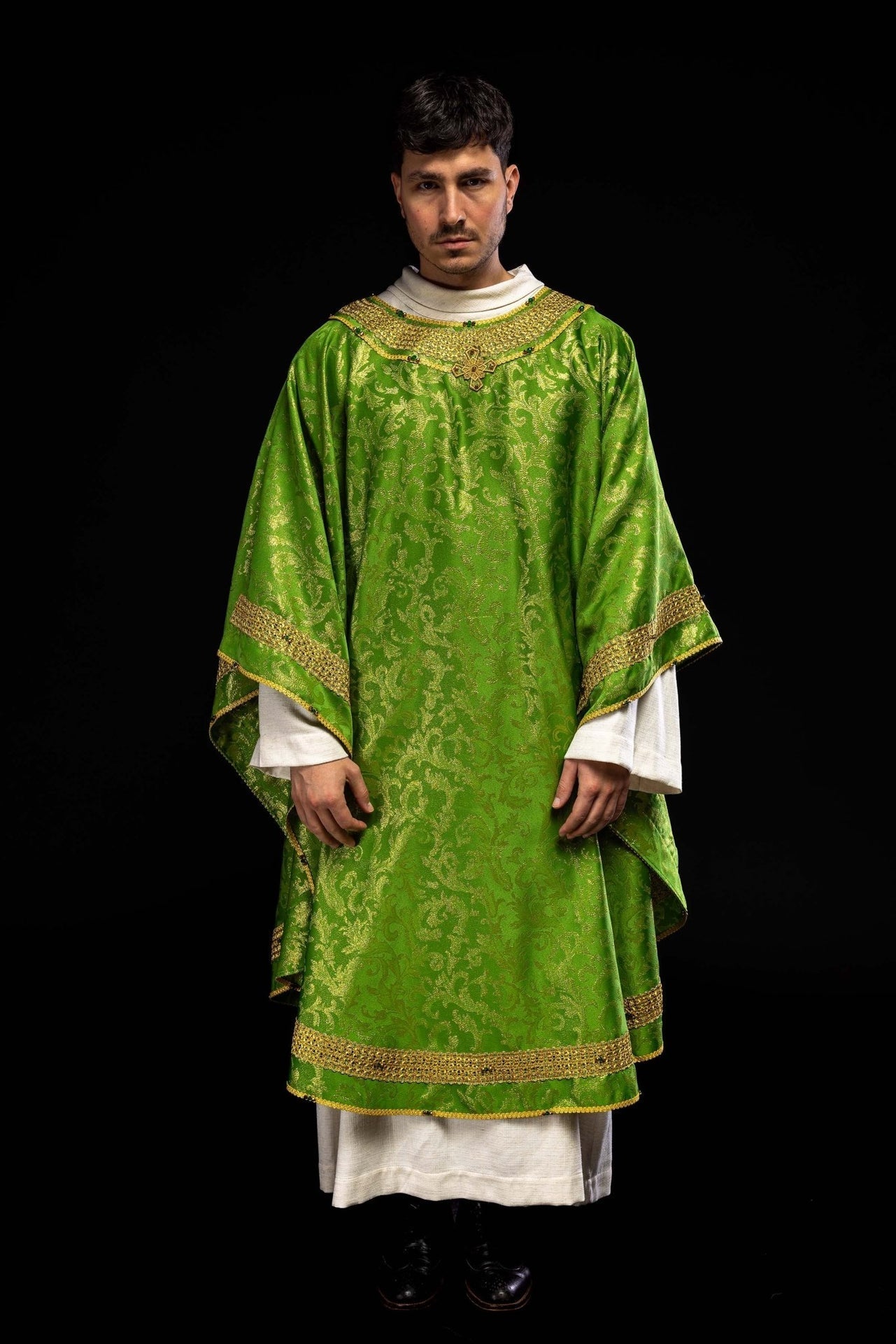 Ręcznie Robiony Ornat z Kamieniami Szlachetnymi - Zielona Elegancja Handmade - SZATYLITURGICZNE.PL