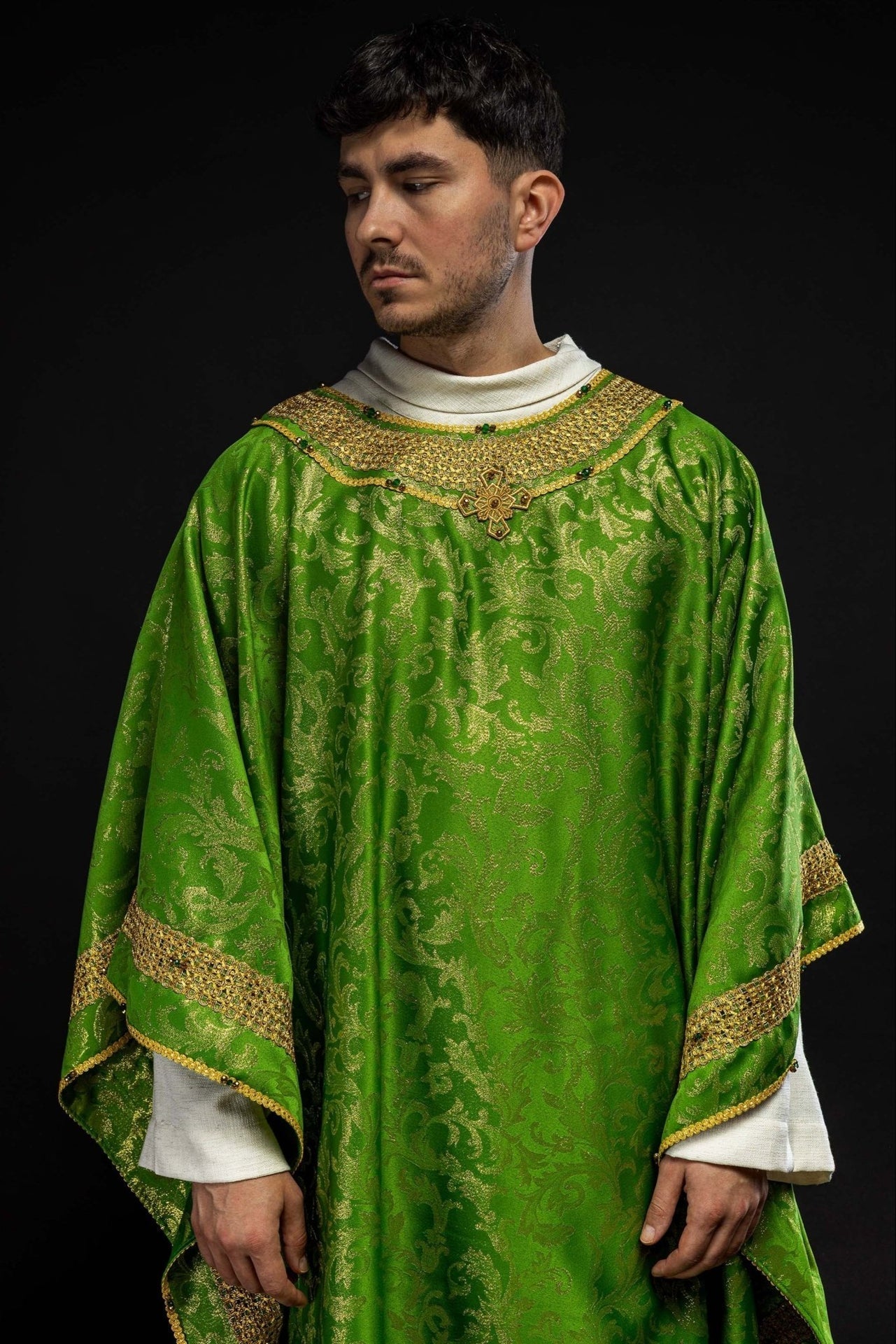 Ręcznie Robiony Ornat z Kamieniami Szlachetnymi - Zielona Elegancja Handmade - SZATYLITURGICZNE.PL