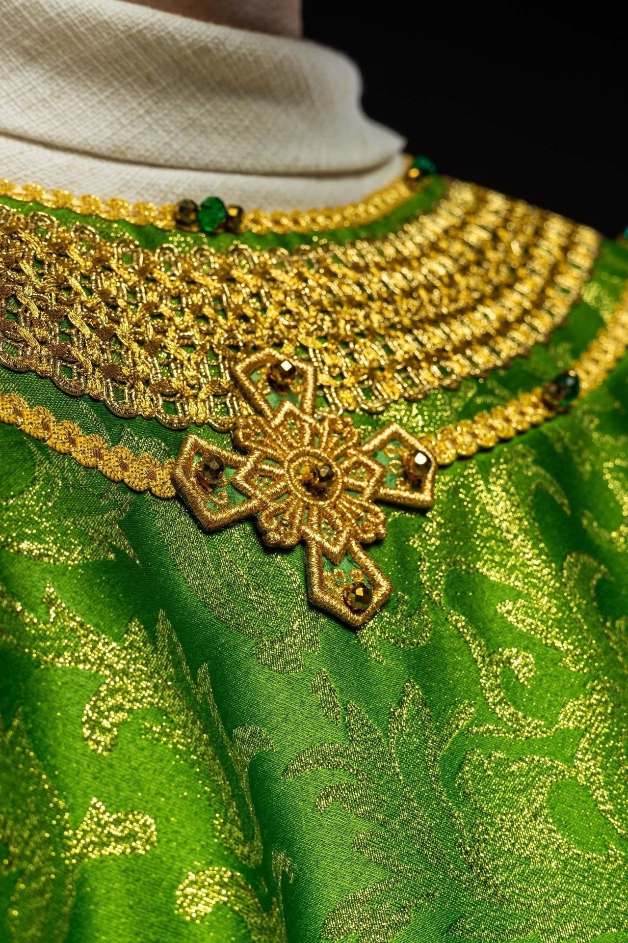 Ręcznie Robiony Ornat z Kamieniami Szlachetnymi - Zielona Elegancja Handmade - SZATYLITURGICZNE.PL