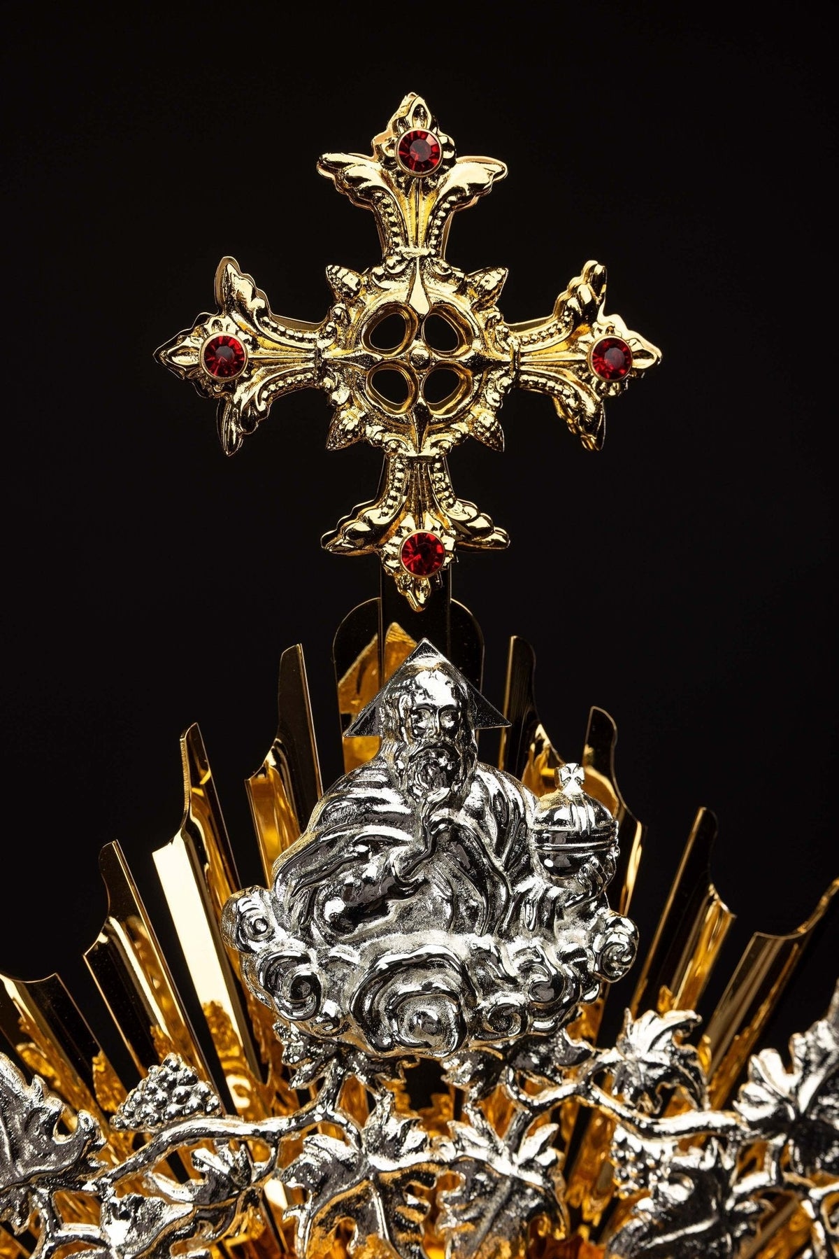 Ręcznie wykonana Pozłacana Monstrancja z mosiądzu zdobiona Rubinami - SZATYLITURGICZNE.PL