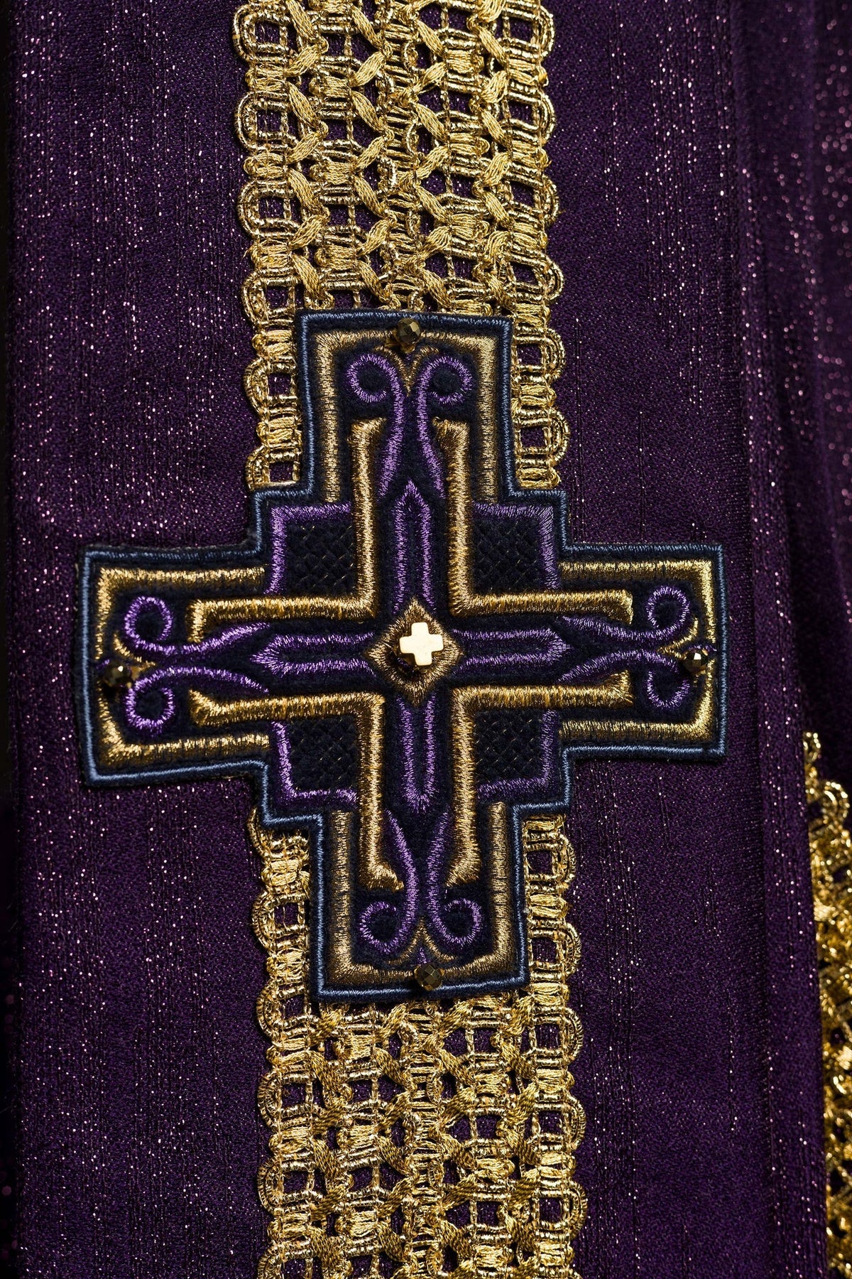 Ręcznie wykonany ornat z naturalnymi kamieniami Handmade 7015 Fioletowy - SZATYLITURGICZNE.PL