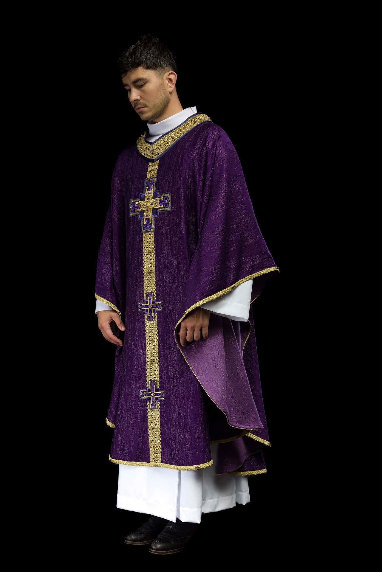 Ręcznie wykonany ornat z naturalnymi kamieniami Handmade 7015 Fioletowy - SZATYLITURGICZNE.PL