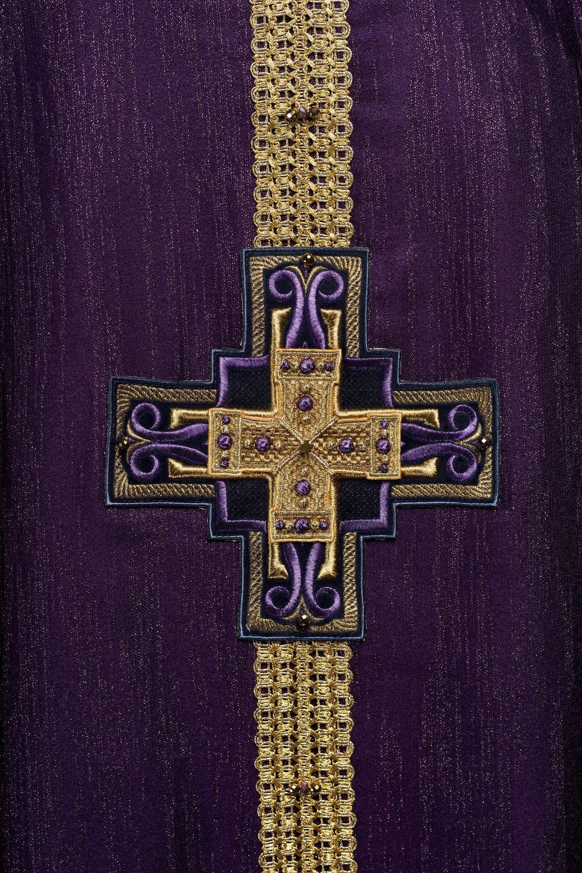Ręcznie wykonany ornat z naturalnymi kamieniami Handmade 7015 Fioletowy - SZATYLITURGICZNE.PL
